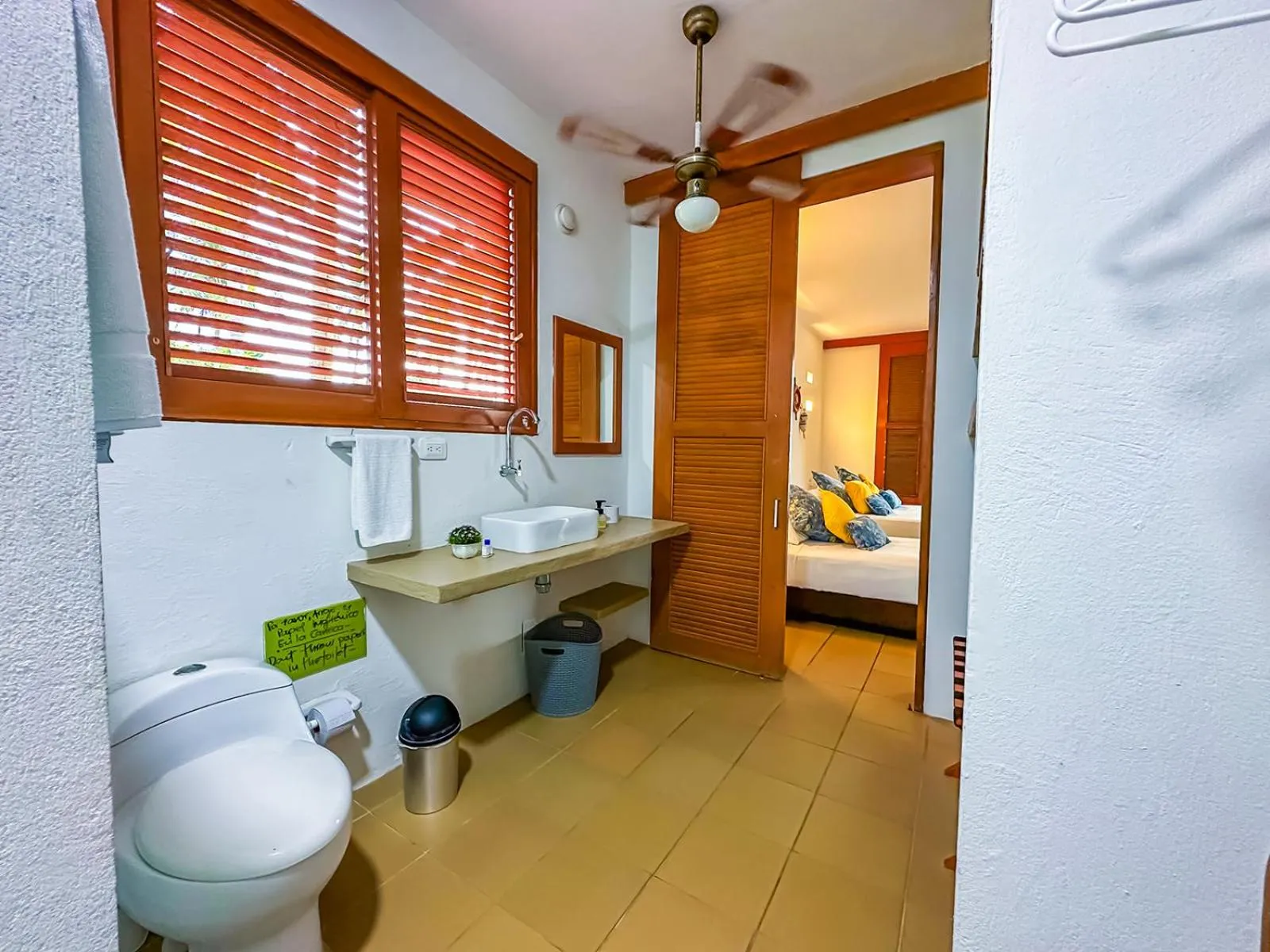 Bathroom, Bed in Hotel Chiniu