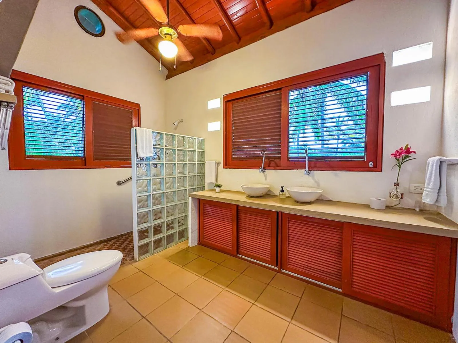 Shower in Hotel Chiniu