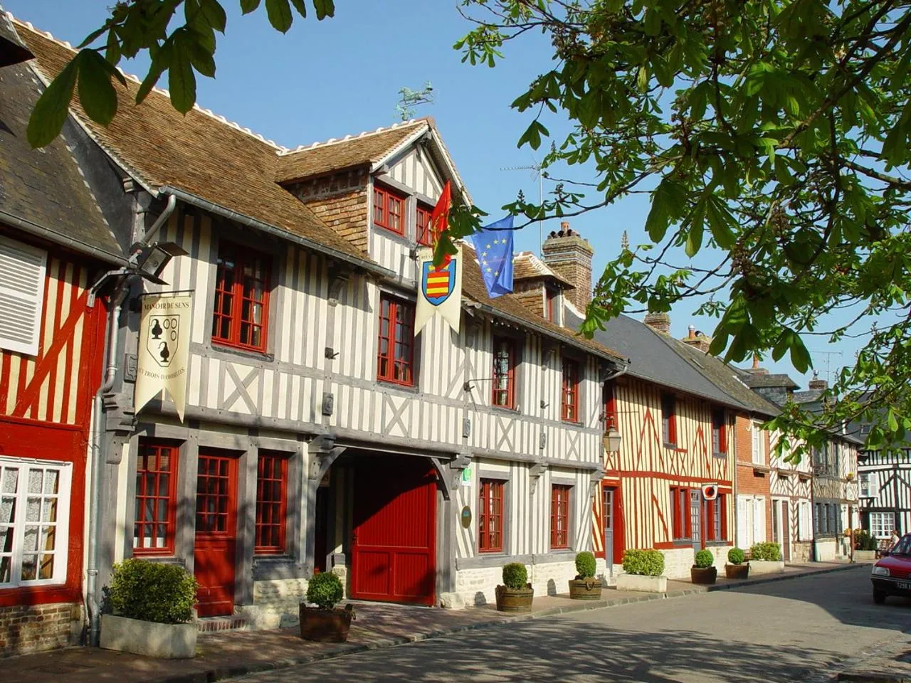Property building in Aux Trois Damoiselles