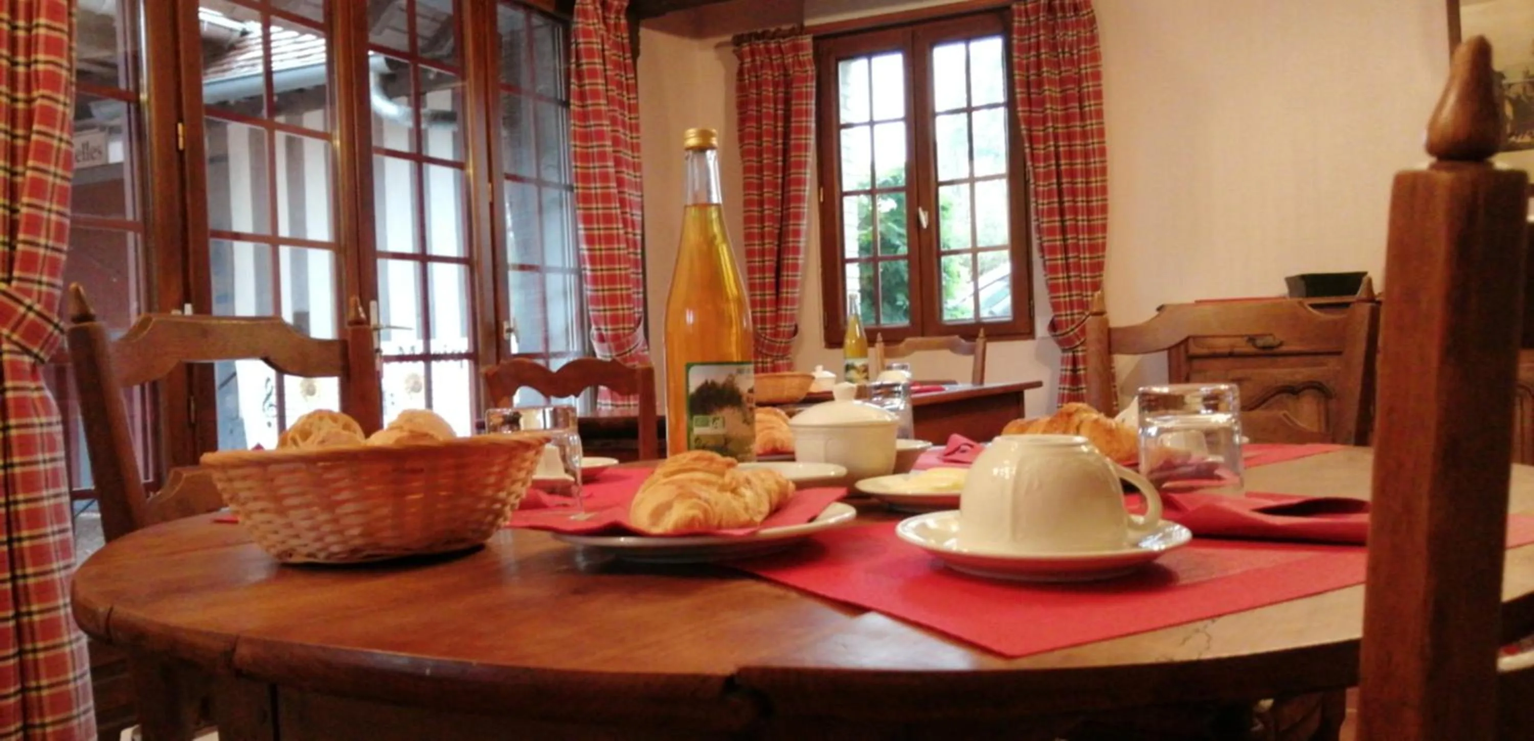 Buffet breakfast in Aux Trois Damoiselles