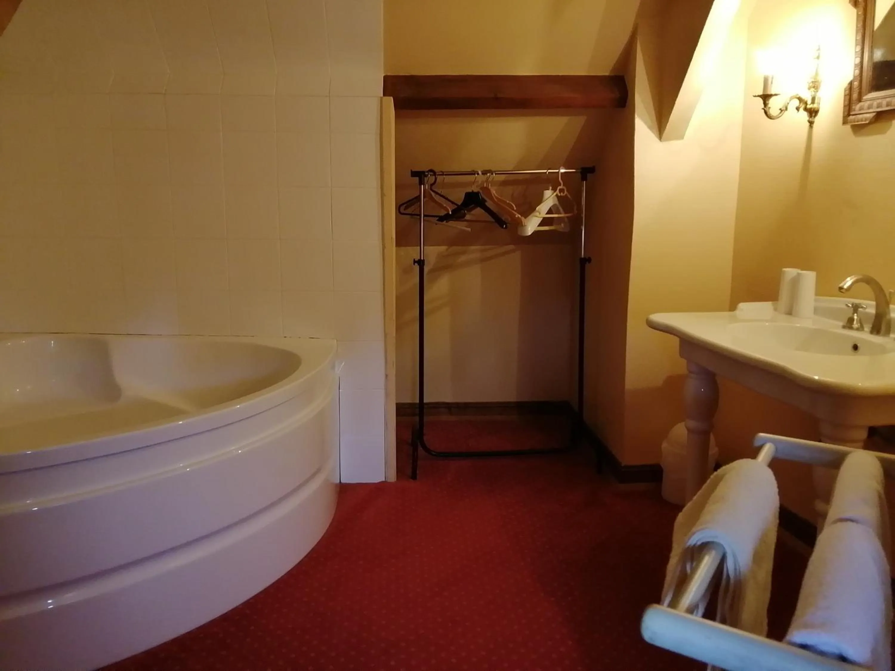 Bathroom in Aux Trois Damoiselles