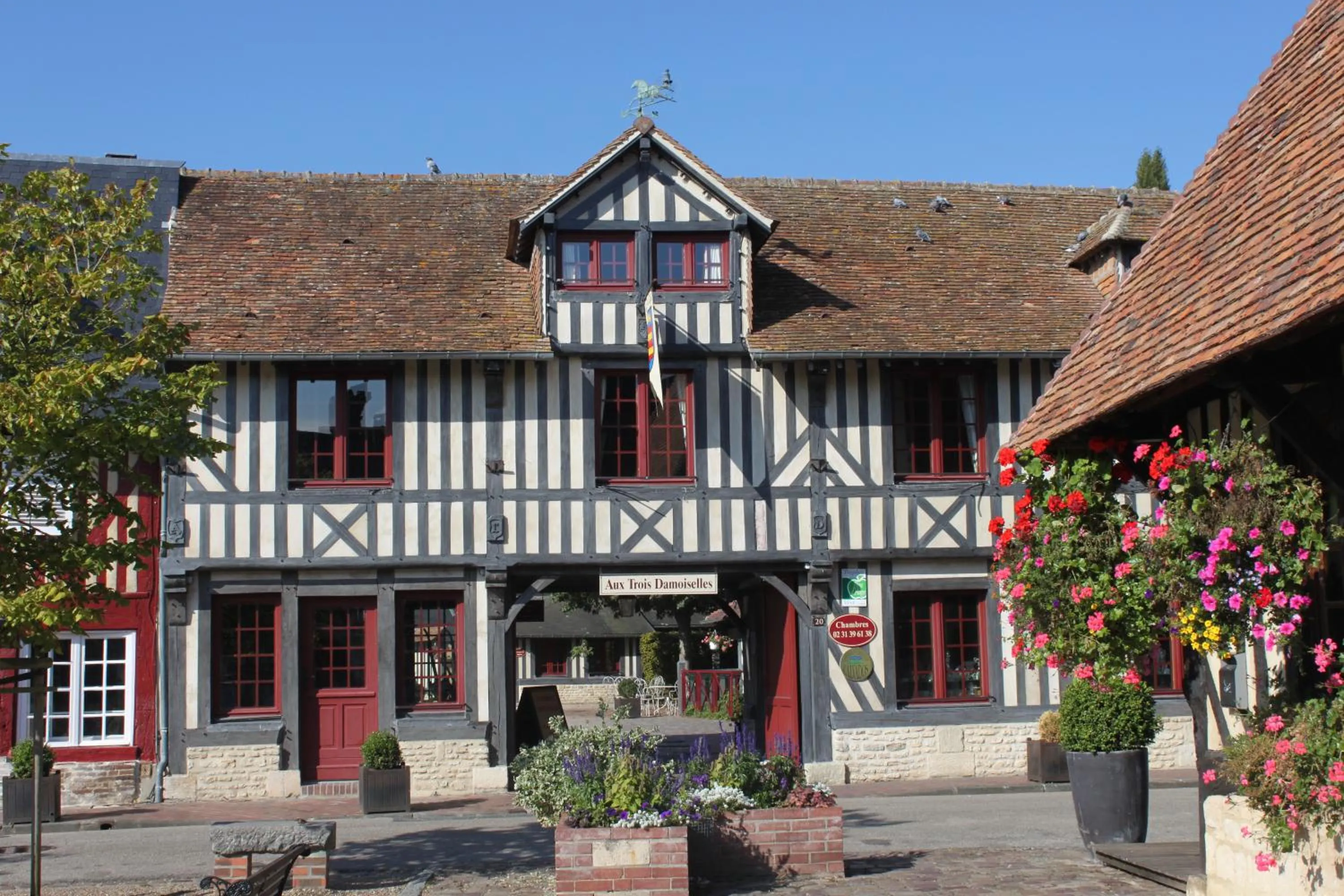 Facade/entrance in Aux Trois Damoiselles