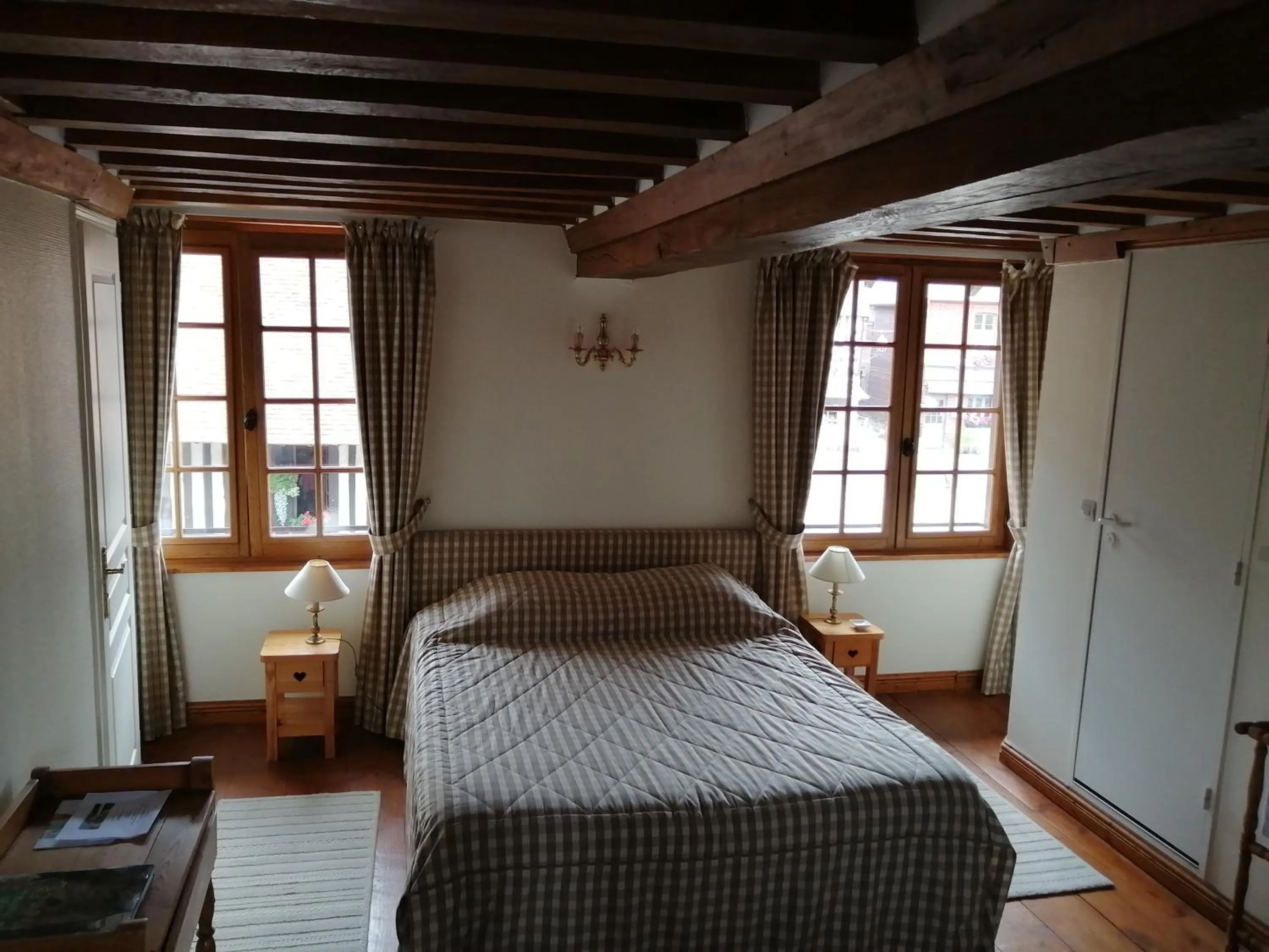 Bed in Aux Trois Damoiselles
