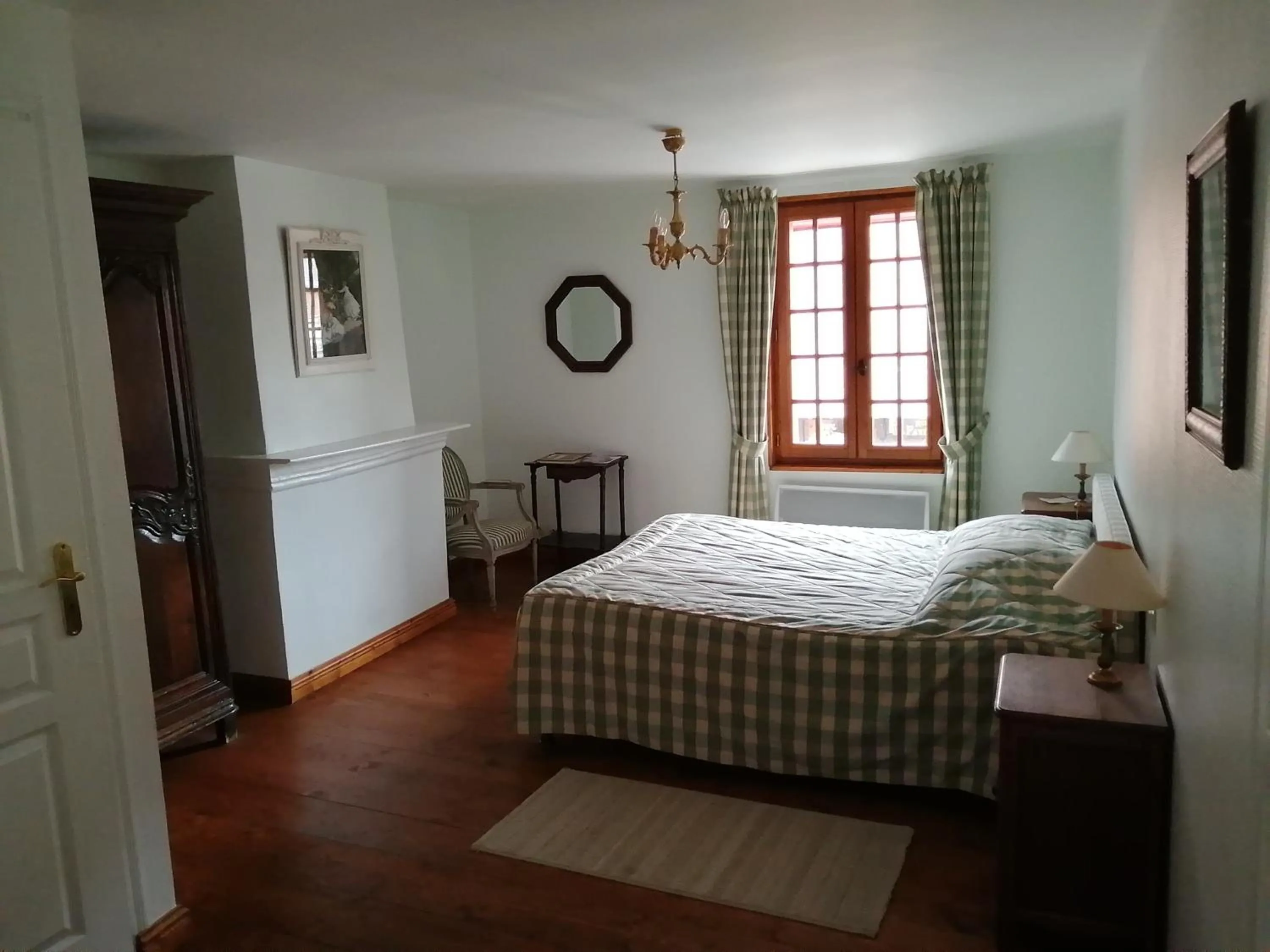 Photo of the whole room, Bed in Aux Trois Damoiselles