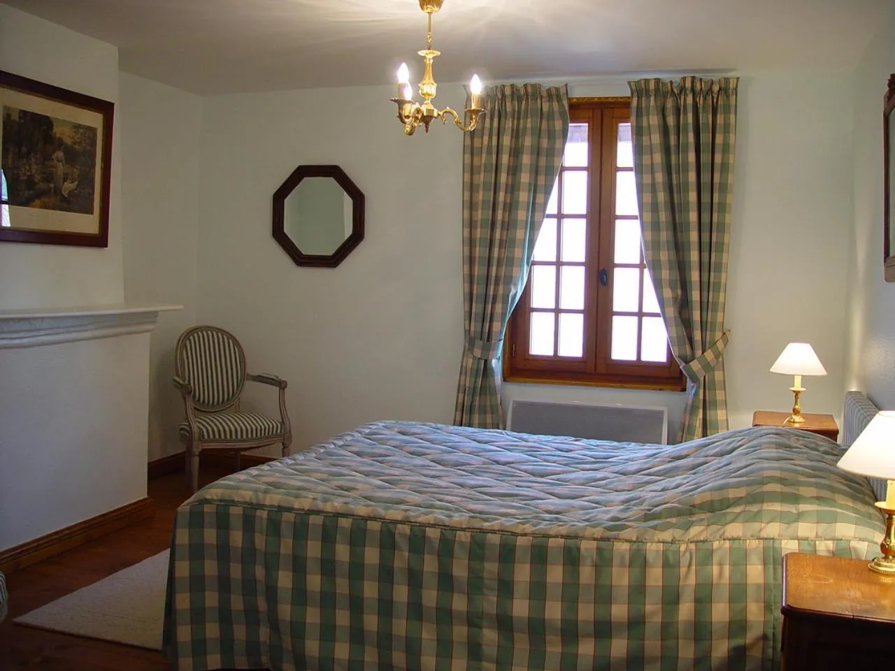Photo of the whole room, Bed in Aux Trois Damoiselles