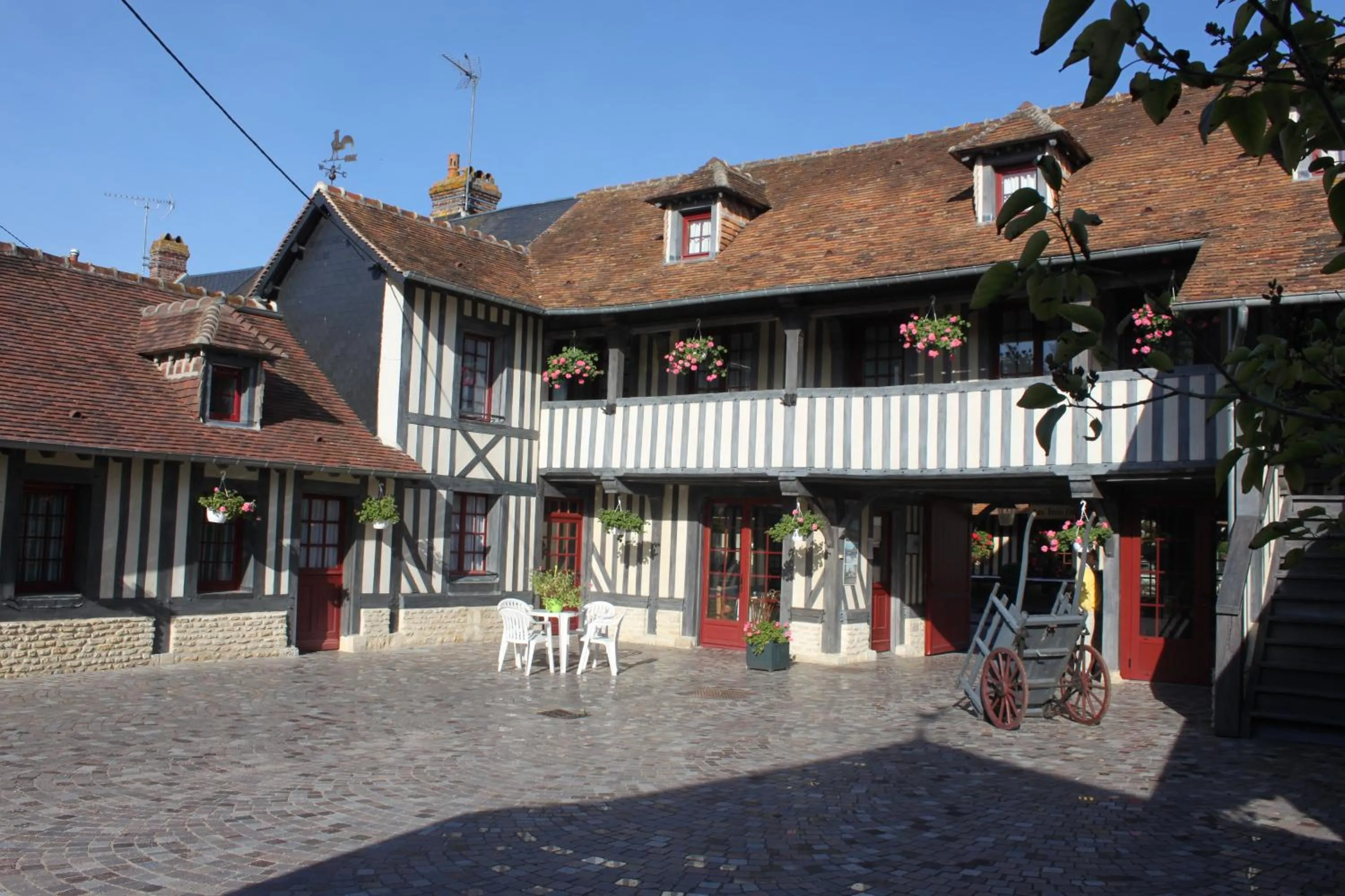 Property building in Aux Trois Damoiselles