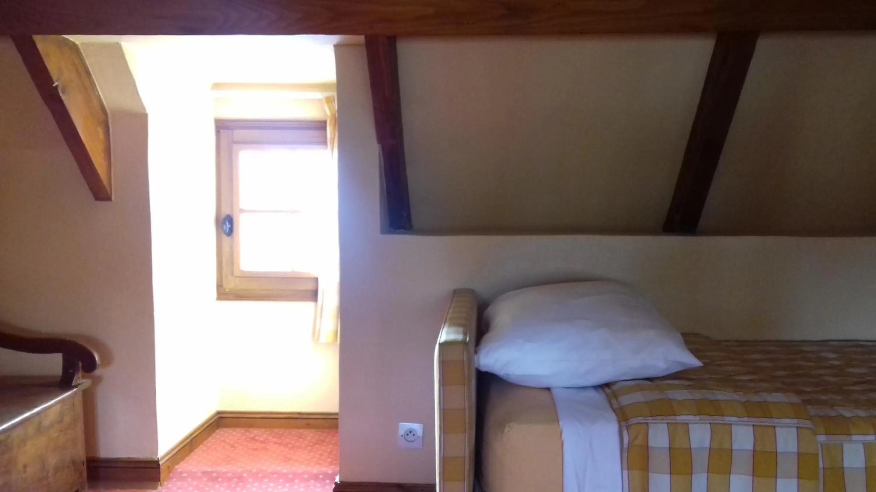 Bed in Aux Trois Damoiselles