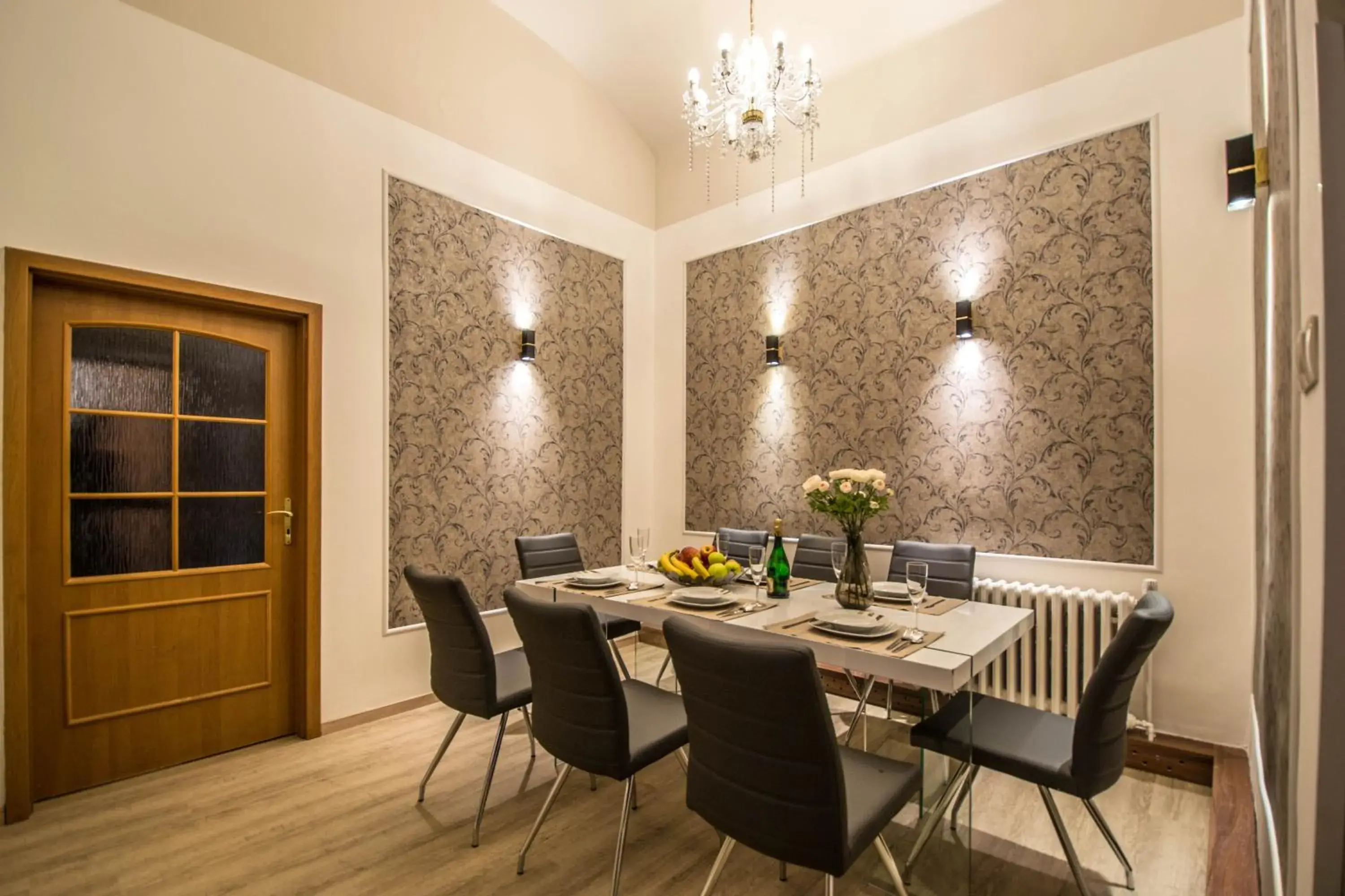 4BDR Historical Spirit Apt by Ruterra 4BDR Historical Spirit Apt by Ruterra