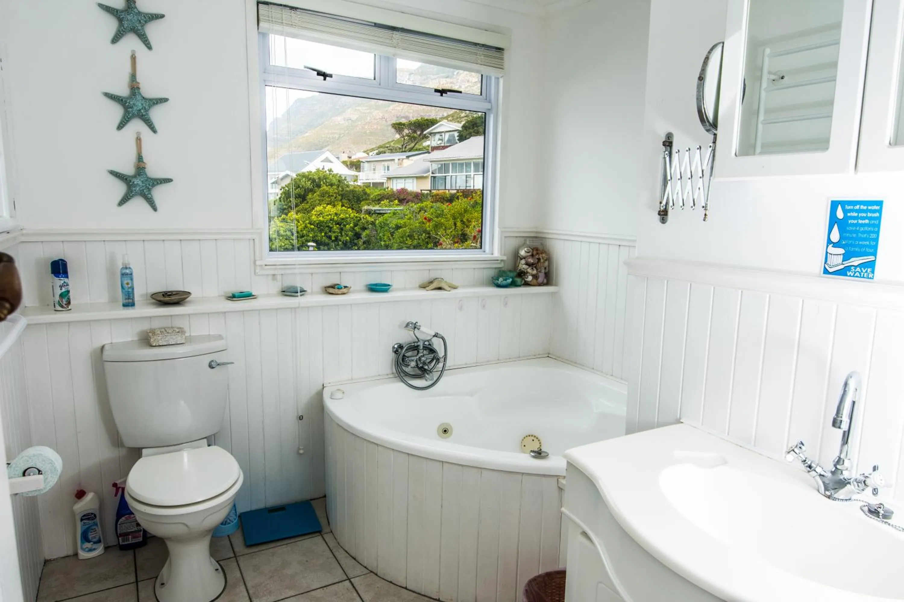 Toilet in Quarterdeck Holiday Apartment