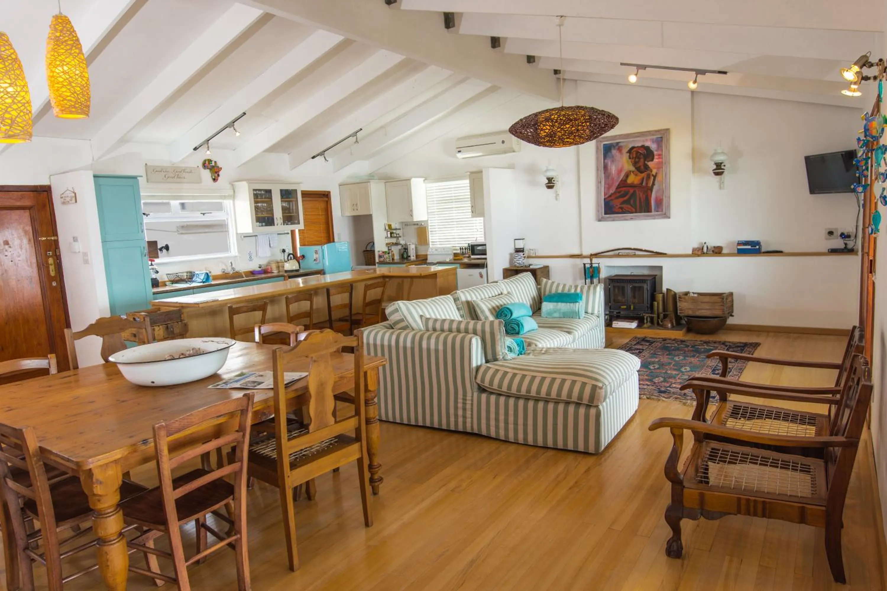 TV and multimedia in Quarterdeck Holiday Apartment