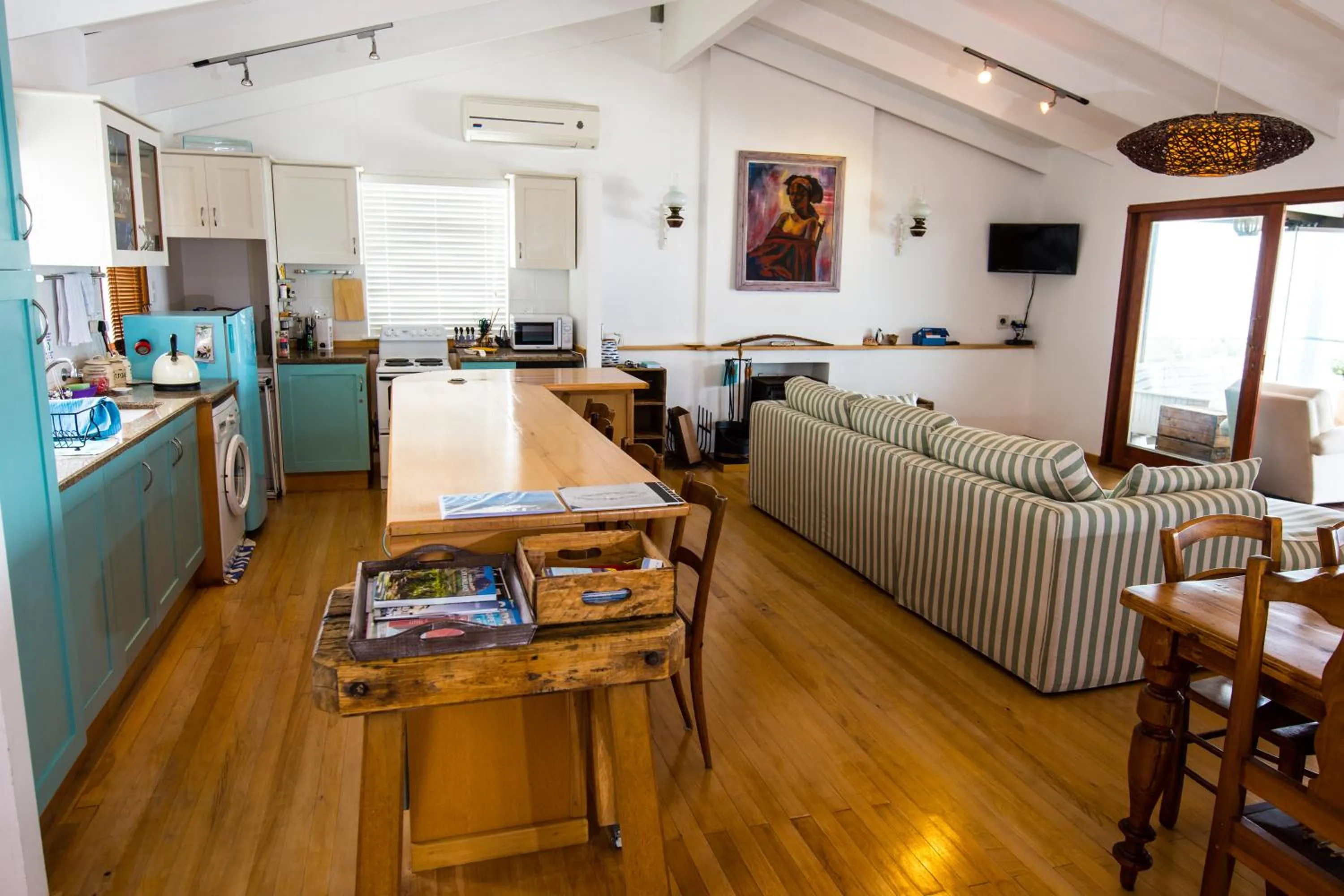 TV and multimedia in Quarterdeck Holiday Apartment