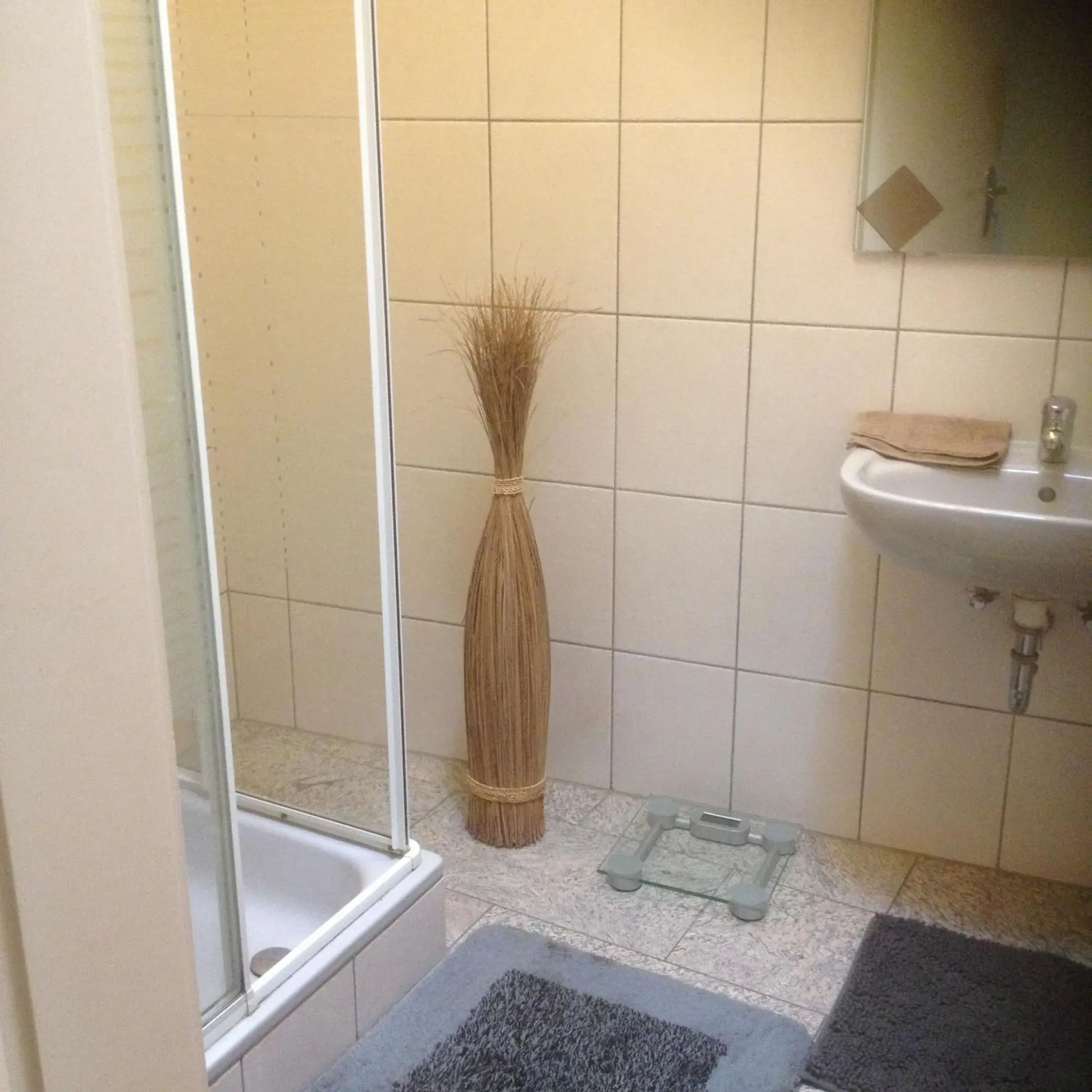 Single Room with Shared Bathroom - single occupancy in Cityzimmer Single Room with Shared Bathroom - single occupancy in Cityzimmer