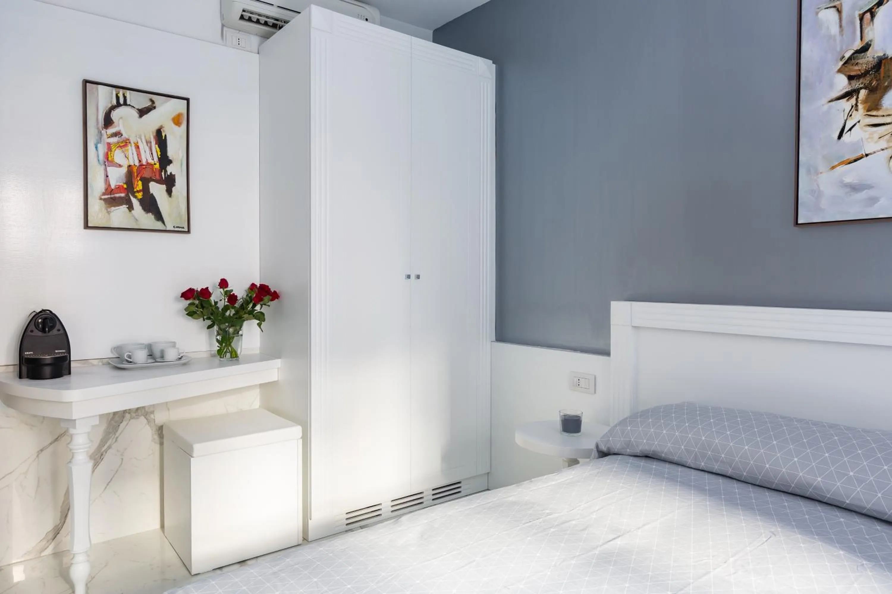 Photo of the whole room, Bed in Little Aurelius