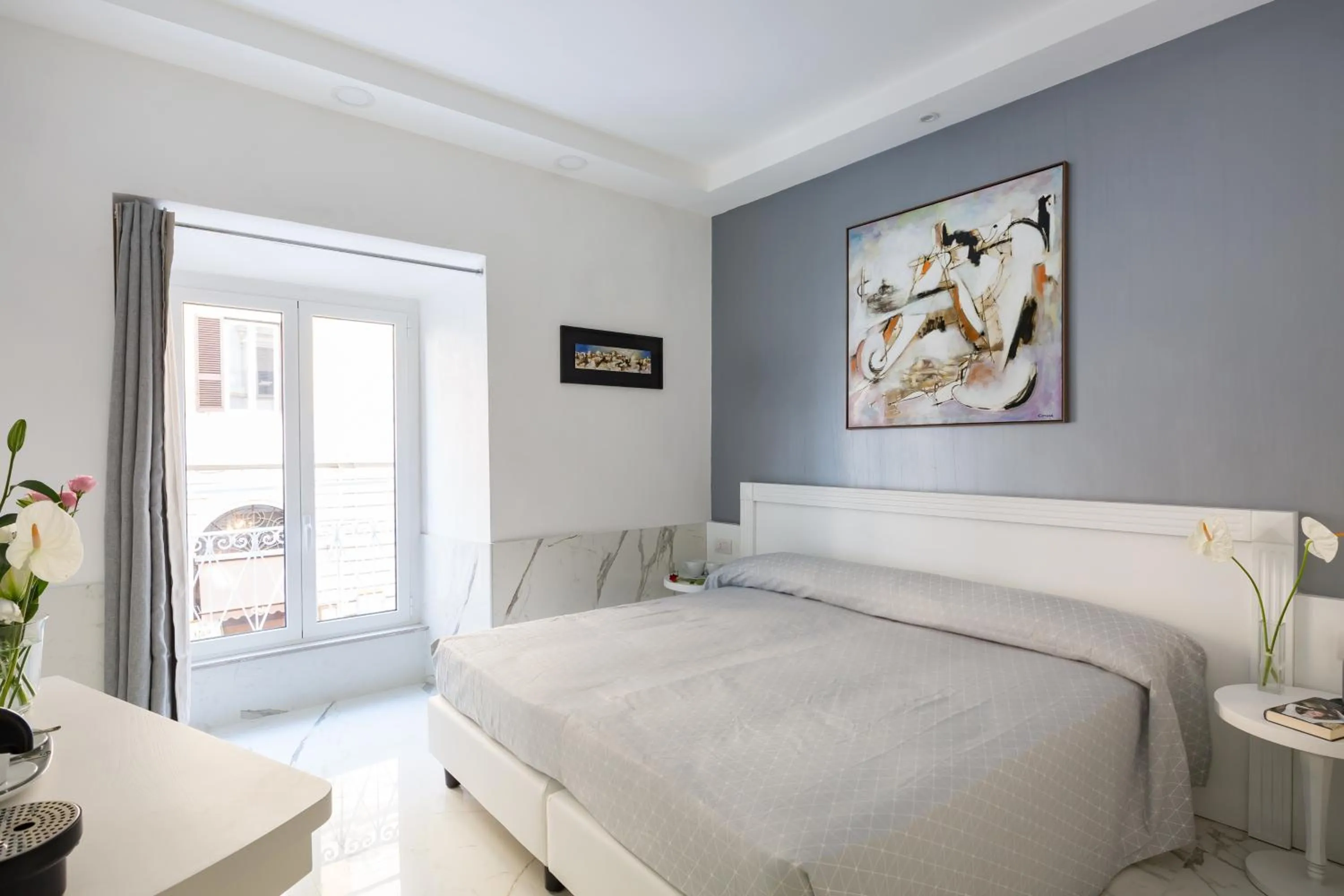 Photo of the whole room, Bed in Little Aurelius