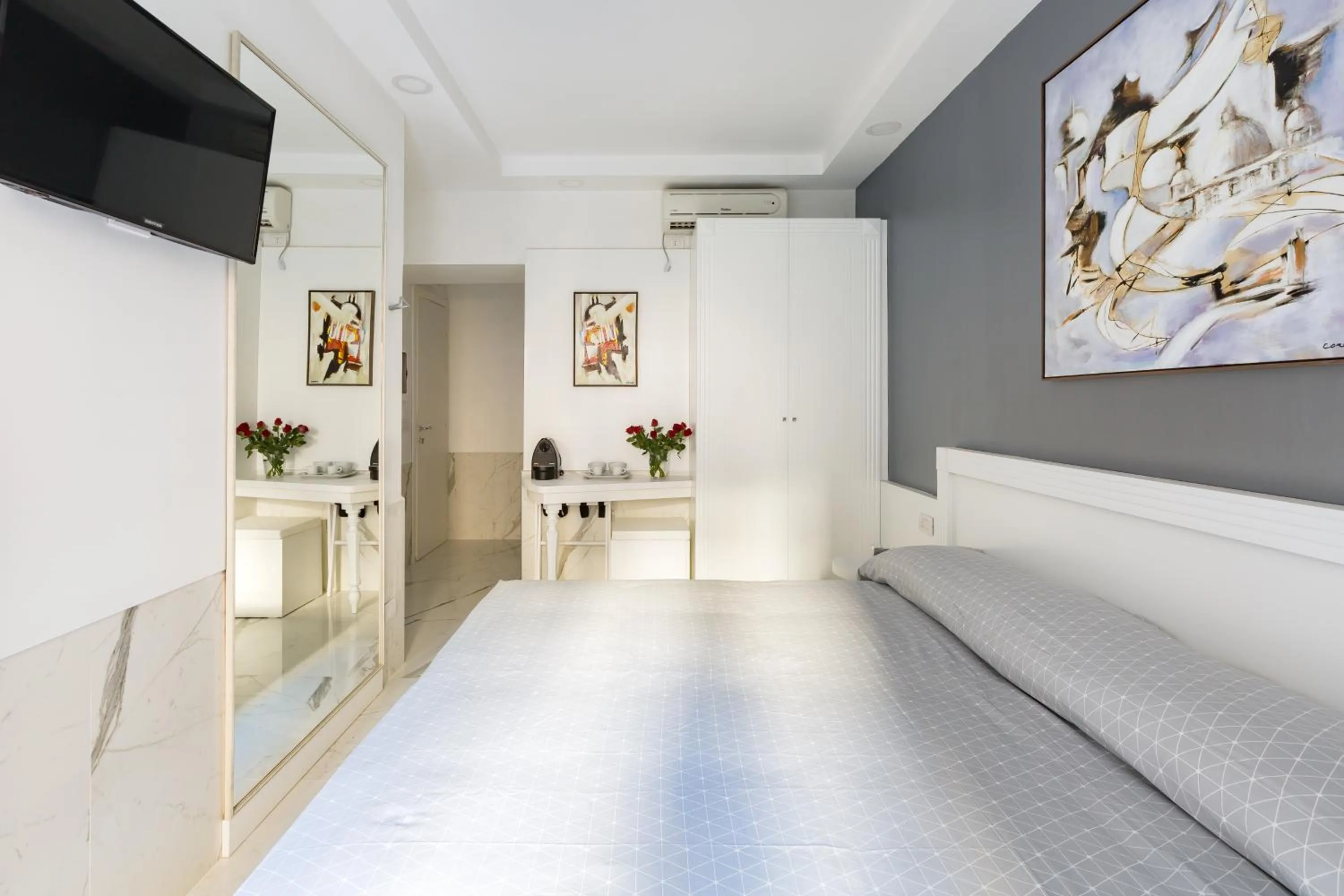 Photo of the whole room, Bed in Little Aurelius