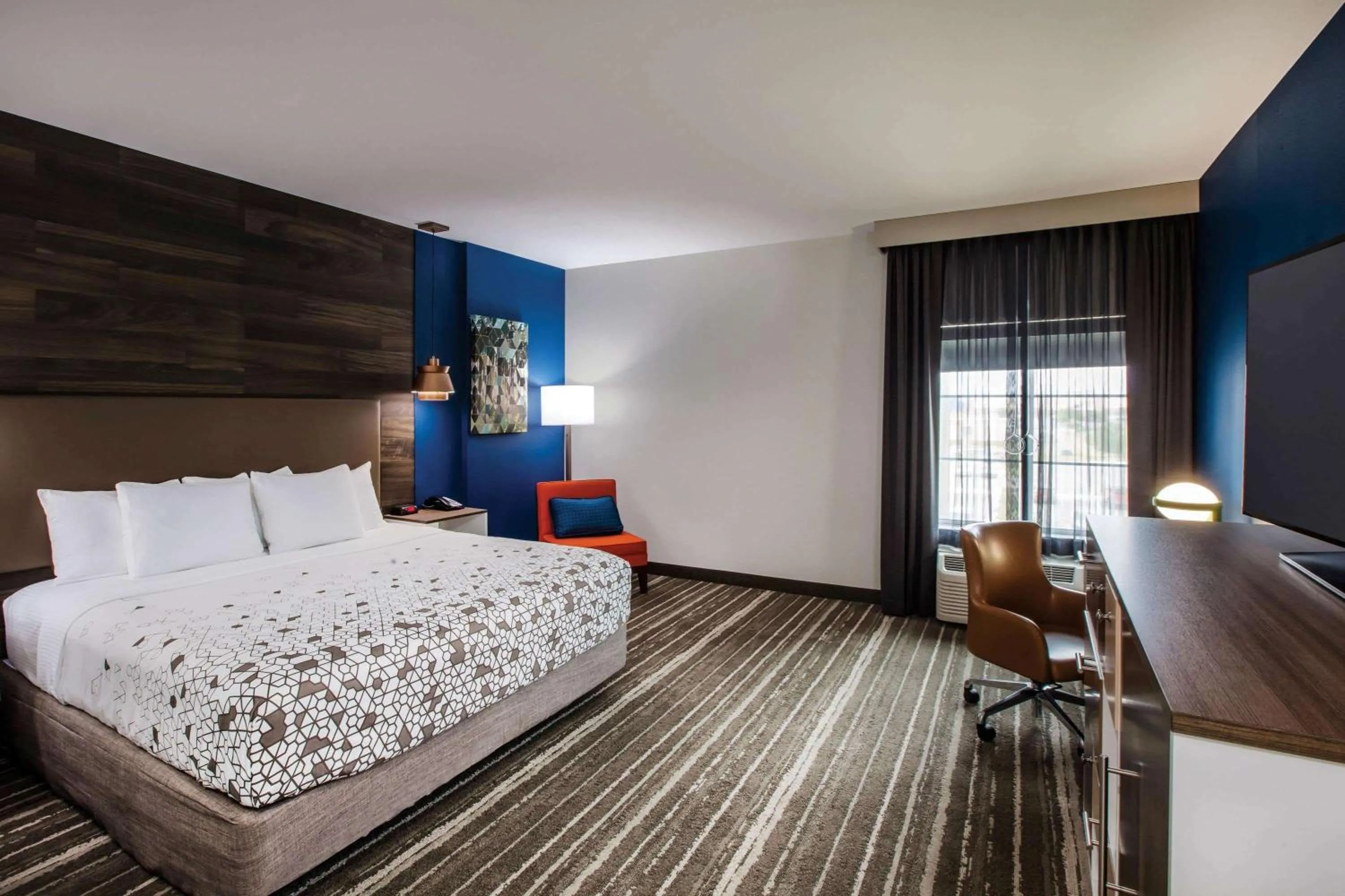 Photo of the whole room, Bed in La Quinta by Wyndham Owasso