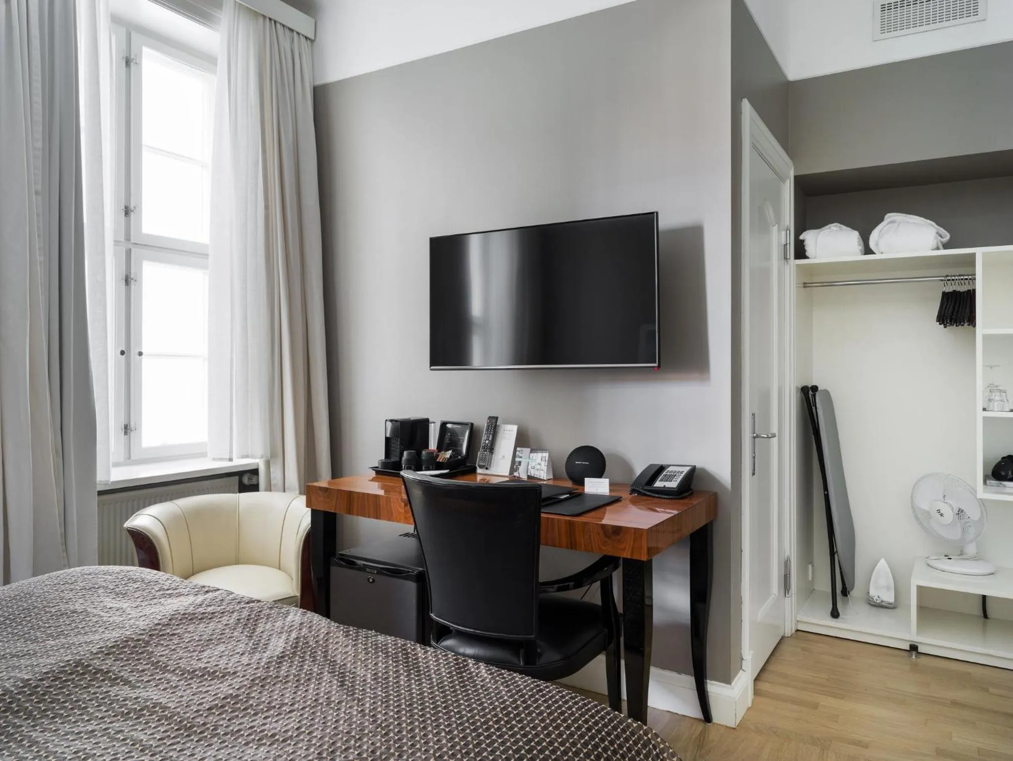 Bedroom, Bed in Hotel Borg by Keahotels