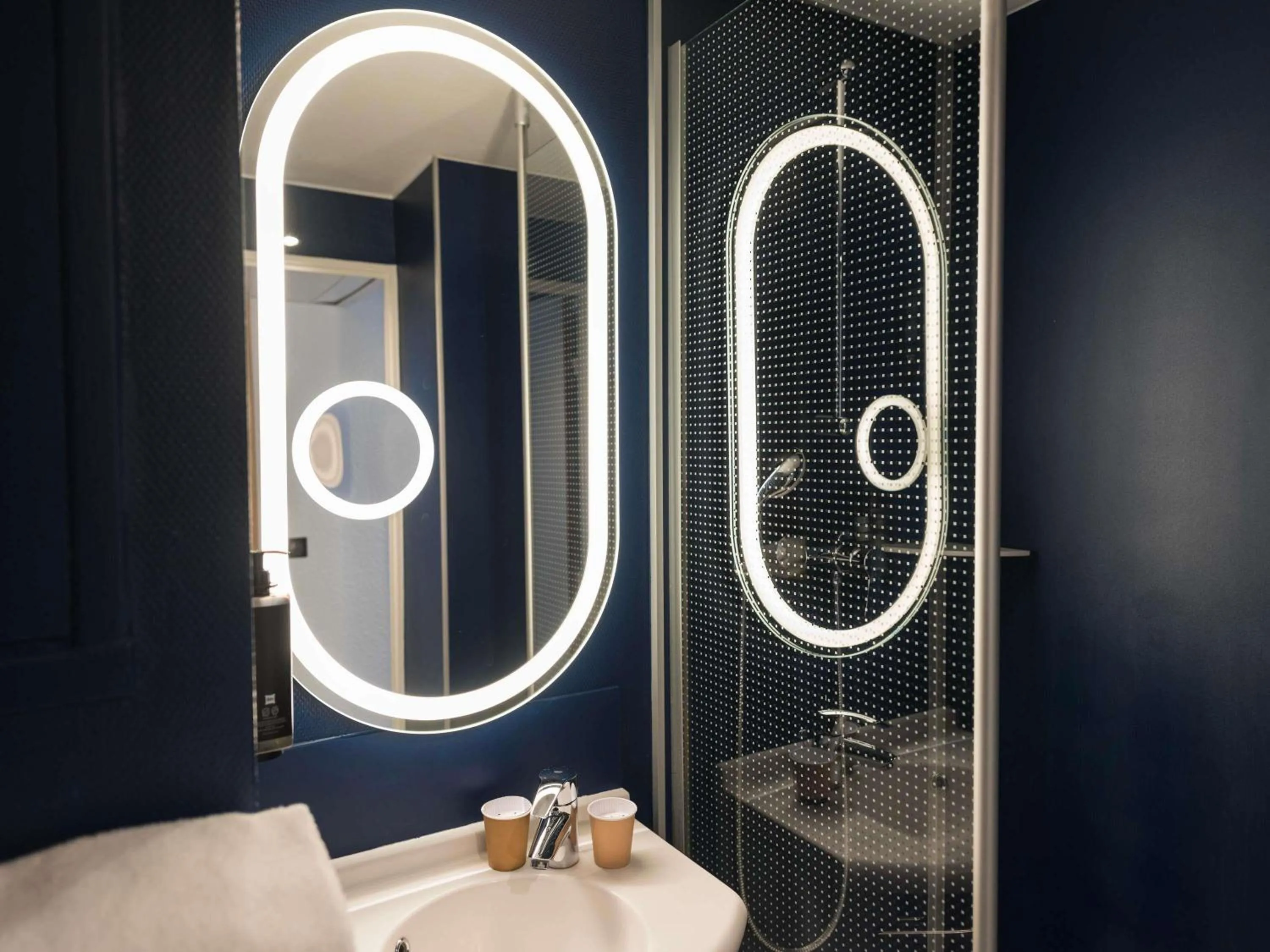 Bathroom in ibis Paris Italie Tolbiac