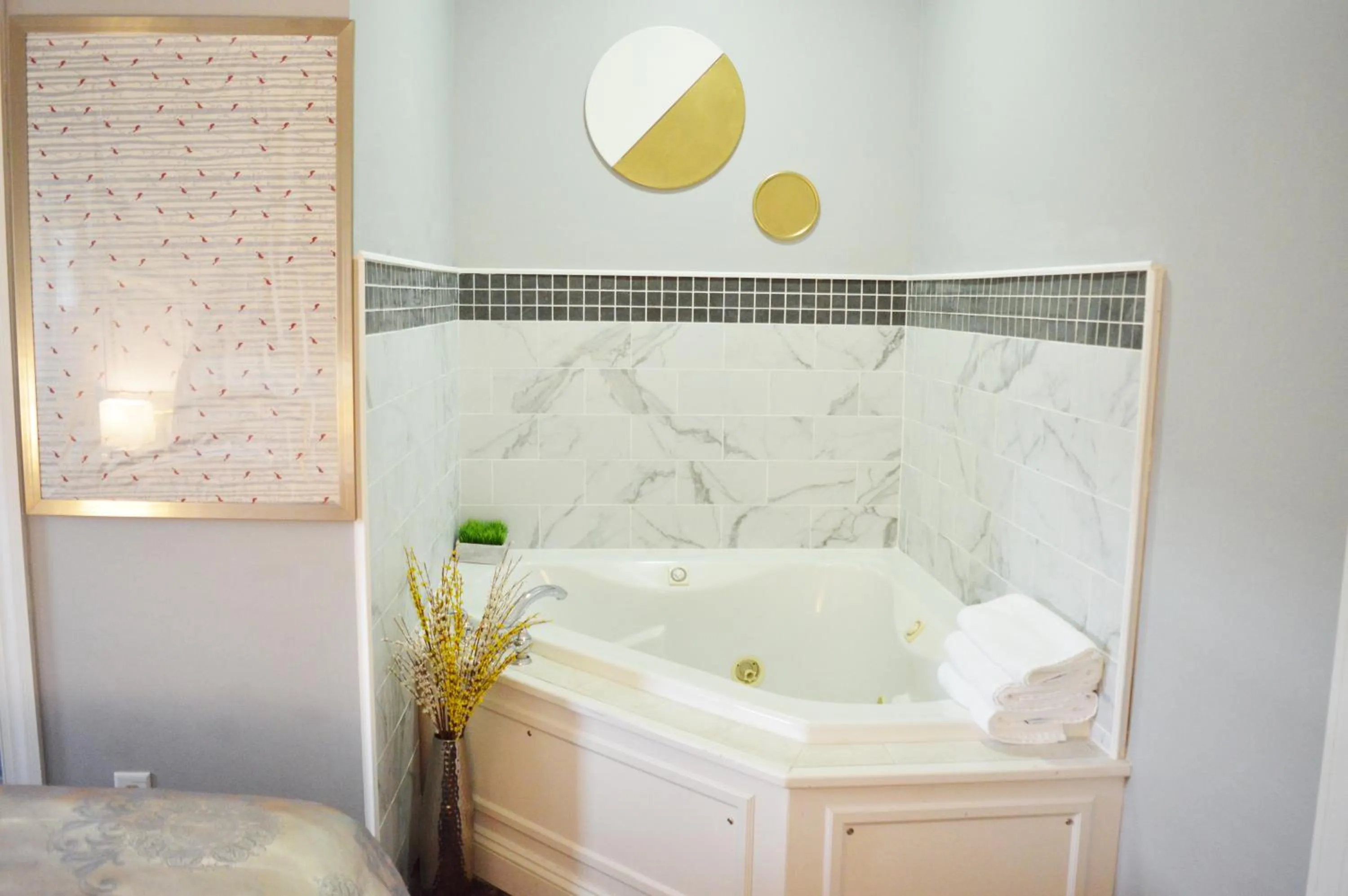 Hot Tub in Mountain View Suites