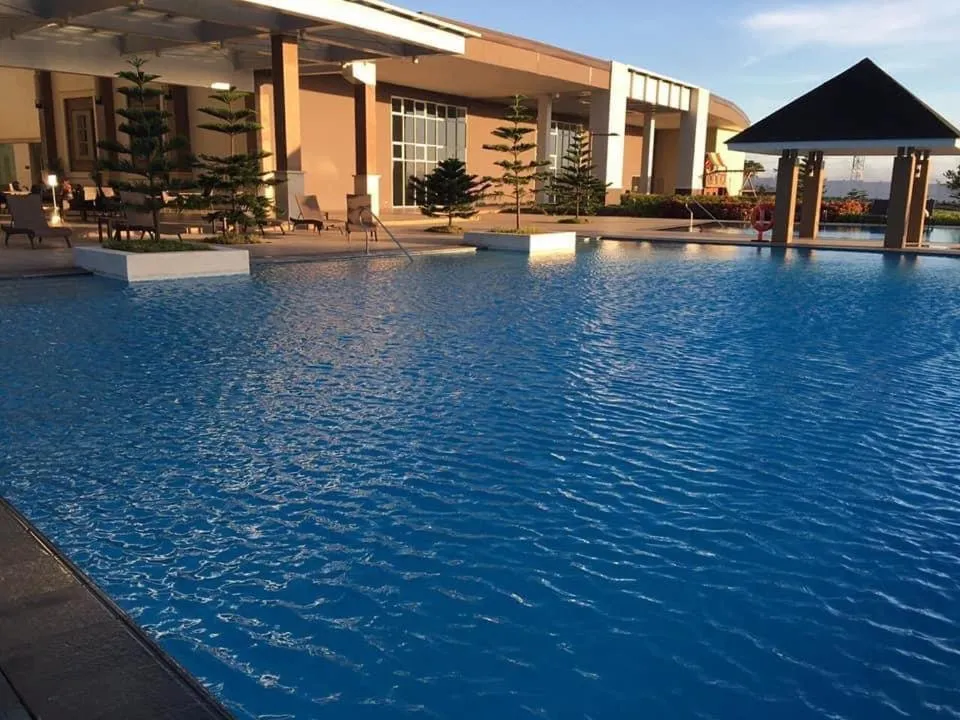 Swimming pool in Relaxing Wind