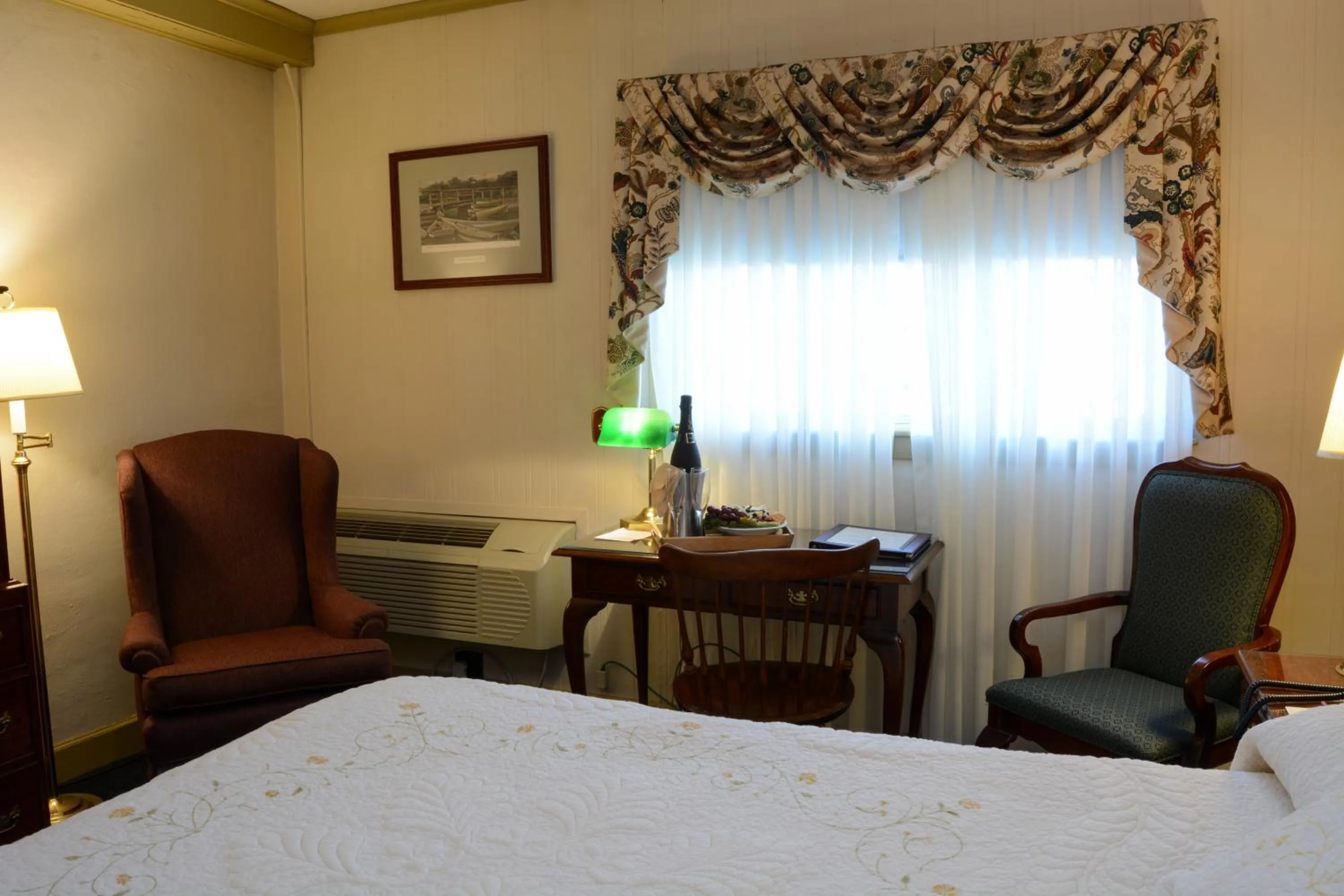 Seating area, Bed in Lamies Inn & The Old Salt Tavern