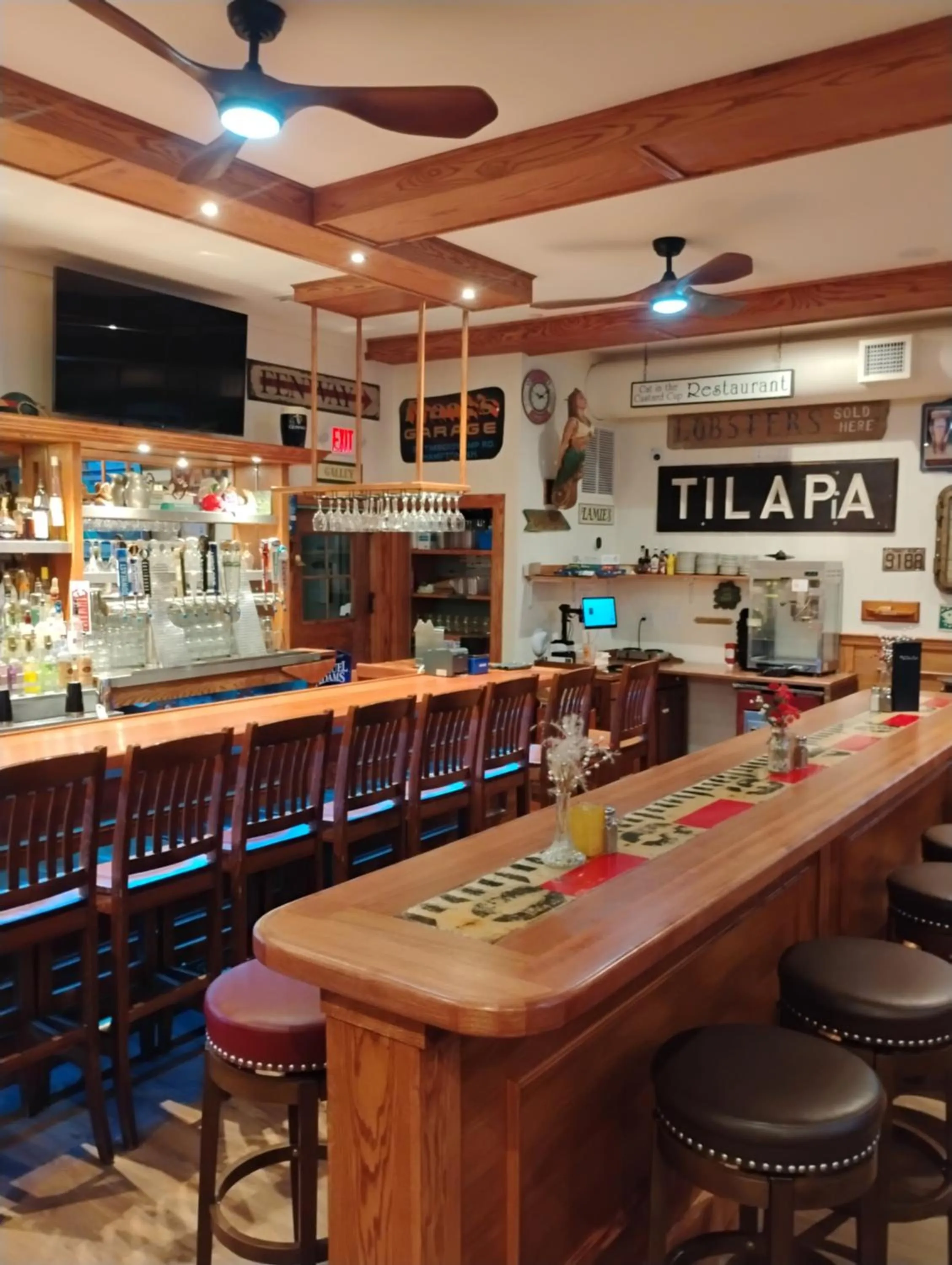 Lounge or bar in Lamies Inn & The Old Salt Tavern