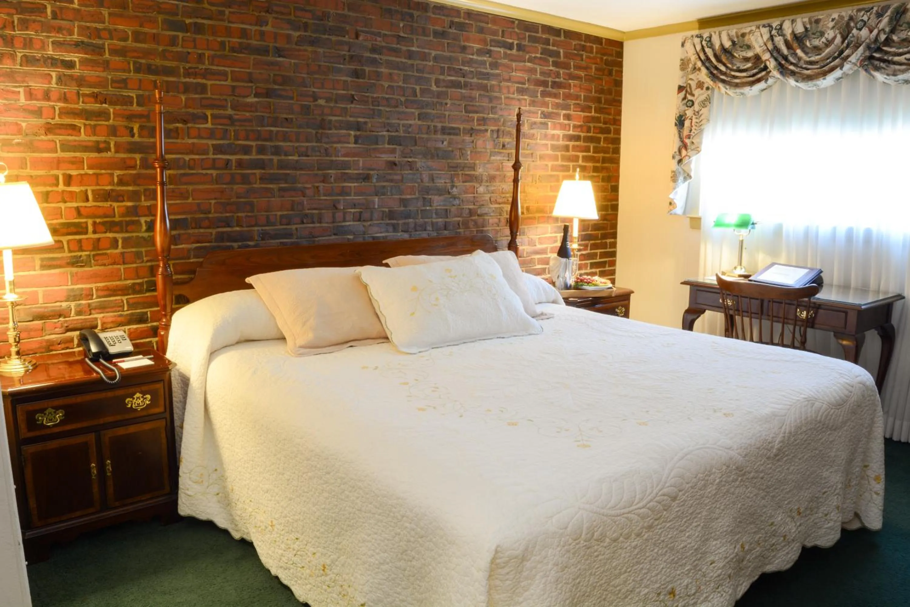 Bed in Lamies Inn & The Old Salt Tavern