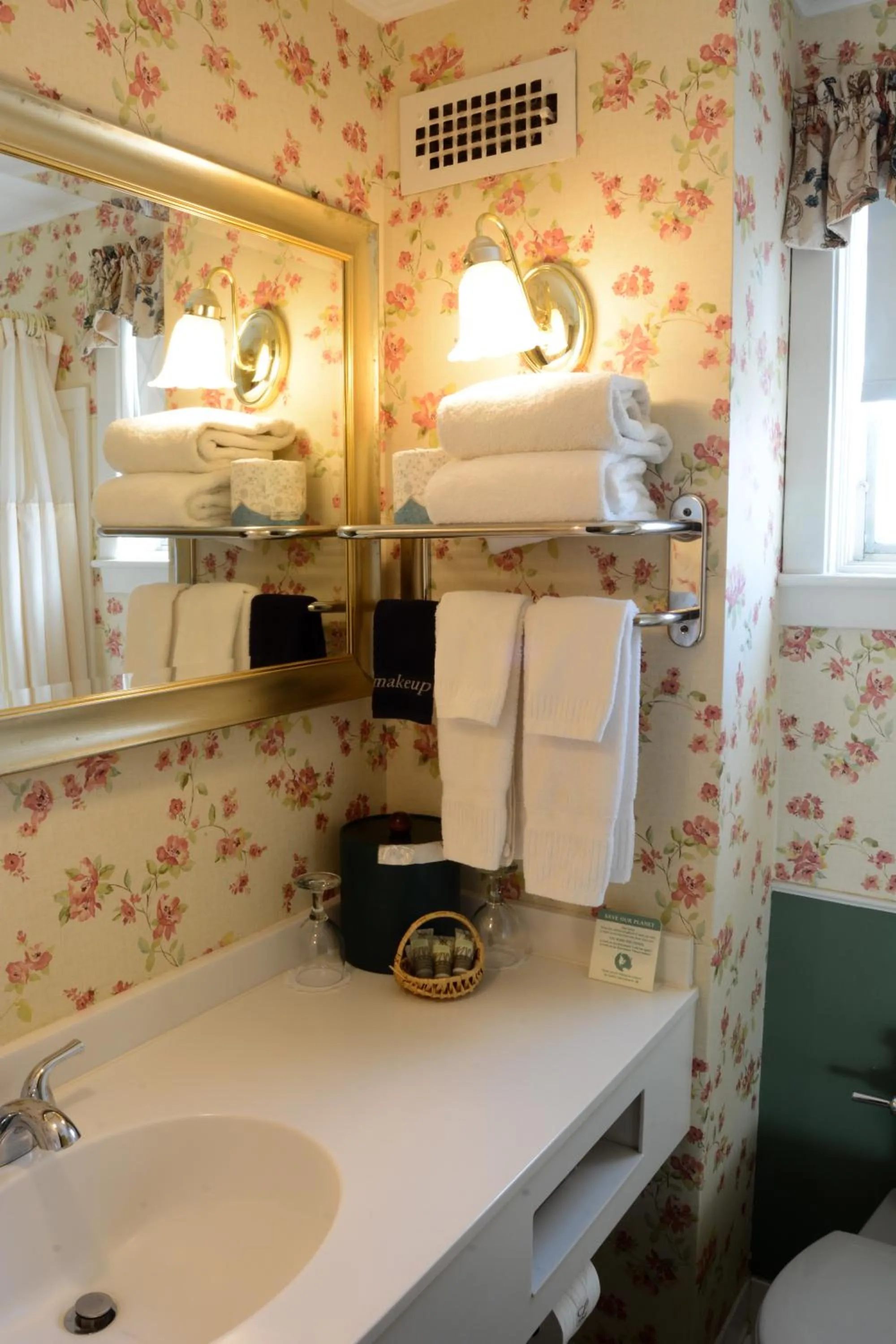 Property building in Lamies Inn & The Old Salt Tavern