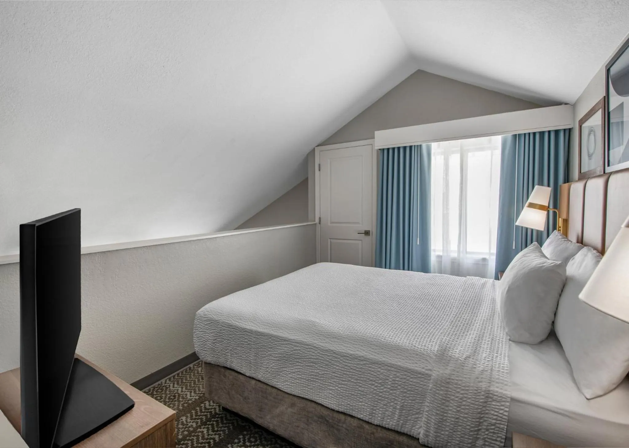 Photo of the whole room, Bed in Staybridge Suites Oxnard - River Ridge by IHG