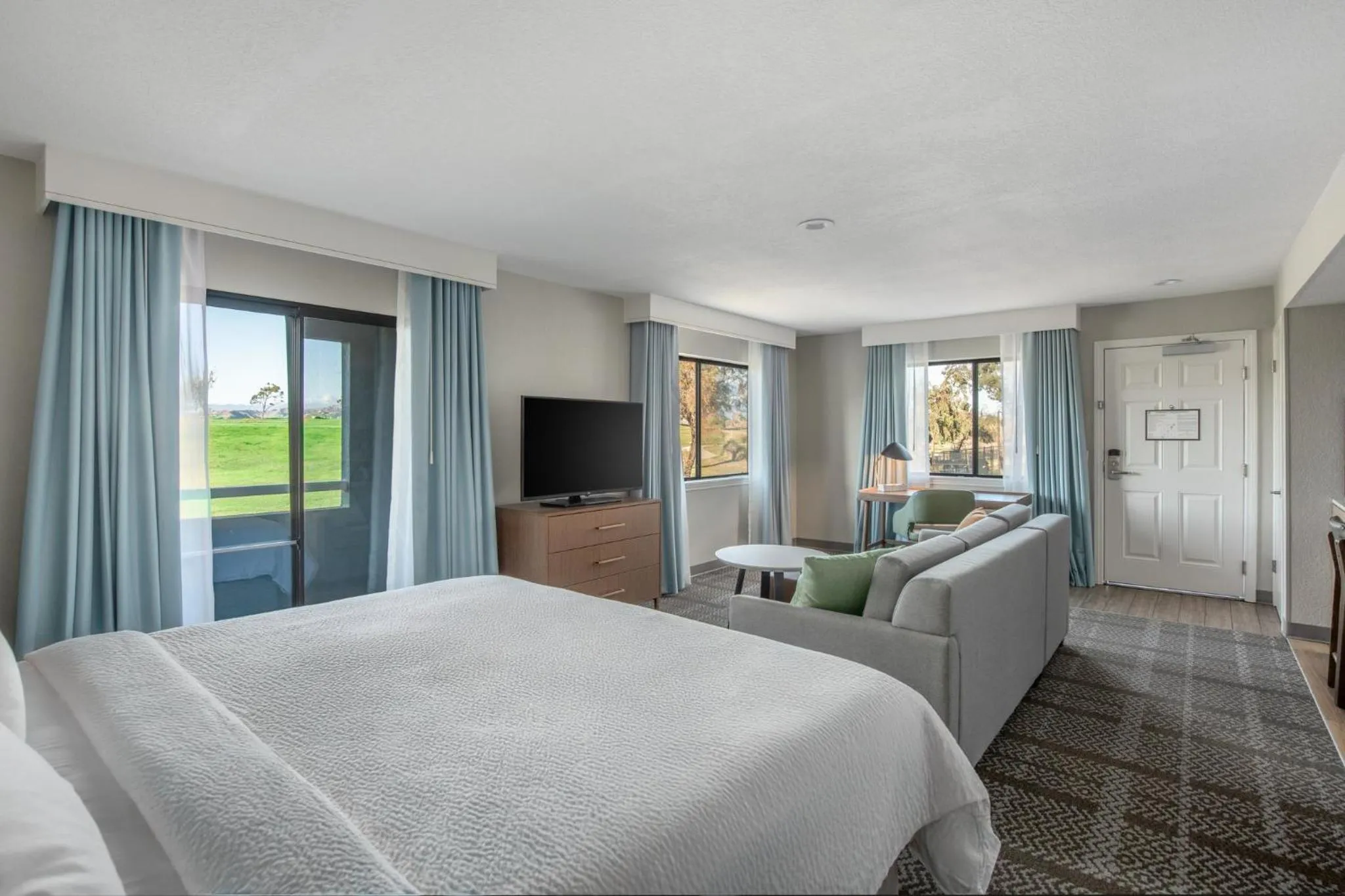 Photo of the whole room, Bed in Staybridge Suites Oxnard - River Ridge by IHG