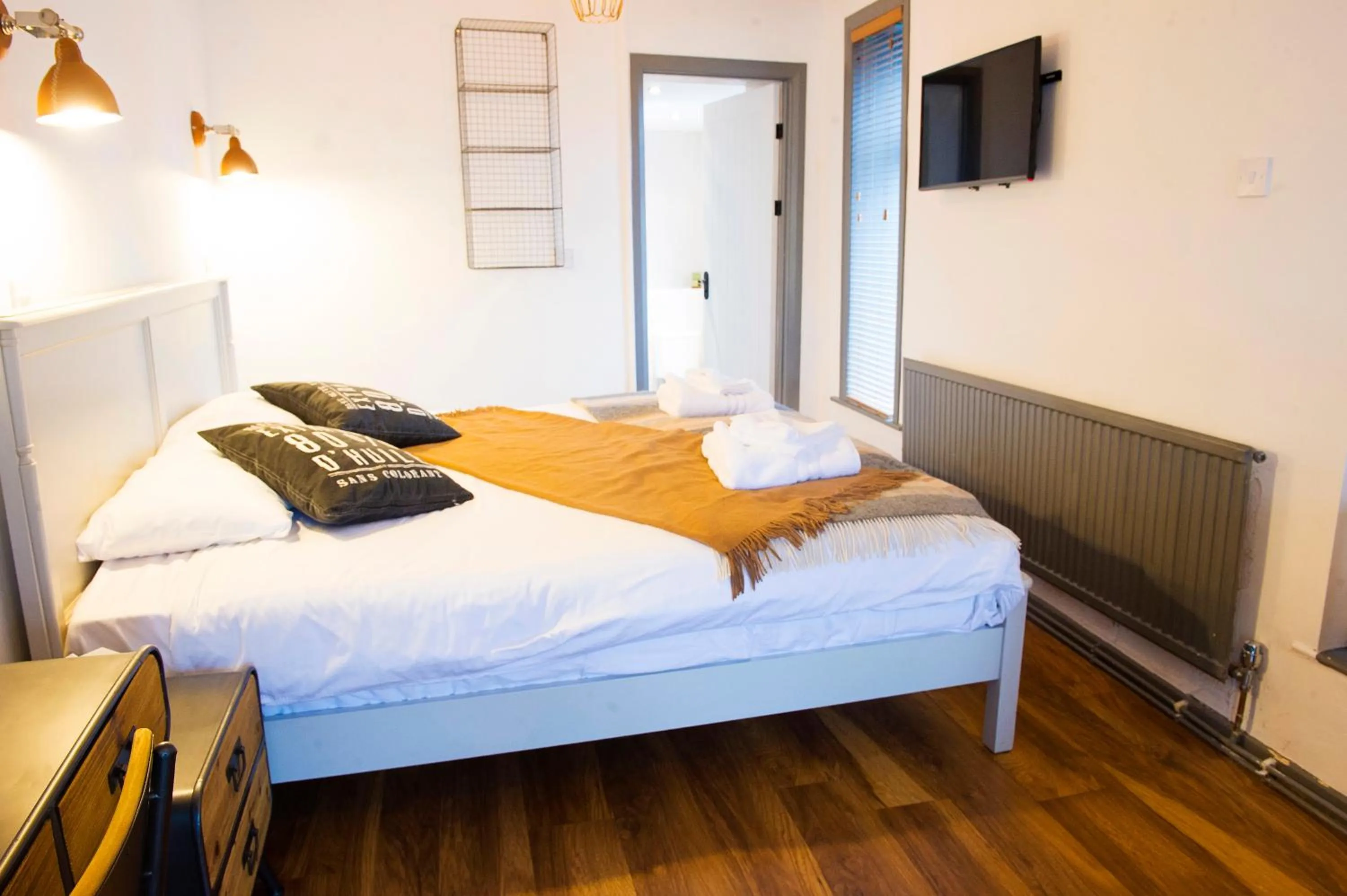 Bed in Nik The Greek