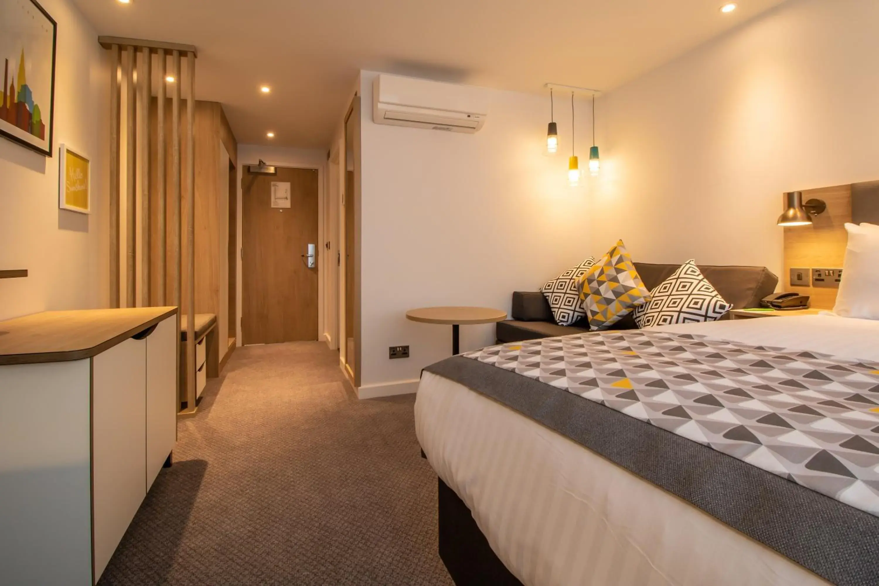 Photo of the whole room, Bed in Holiday Inn - Leicester - Wigston by IHG Photo of the whole room, Bed in Holiday Inn - Leicester - Wigston by IHG