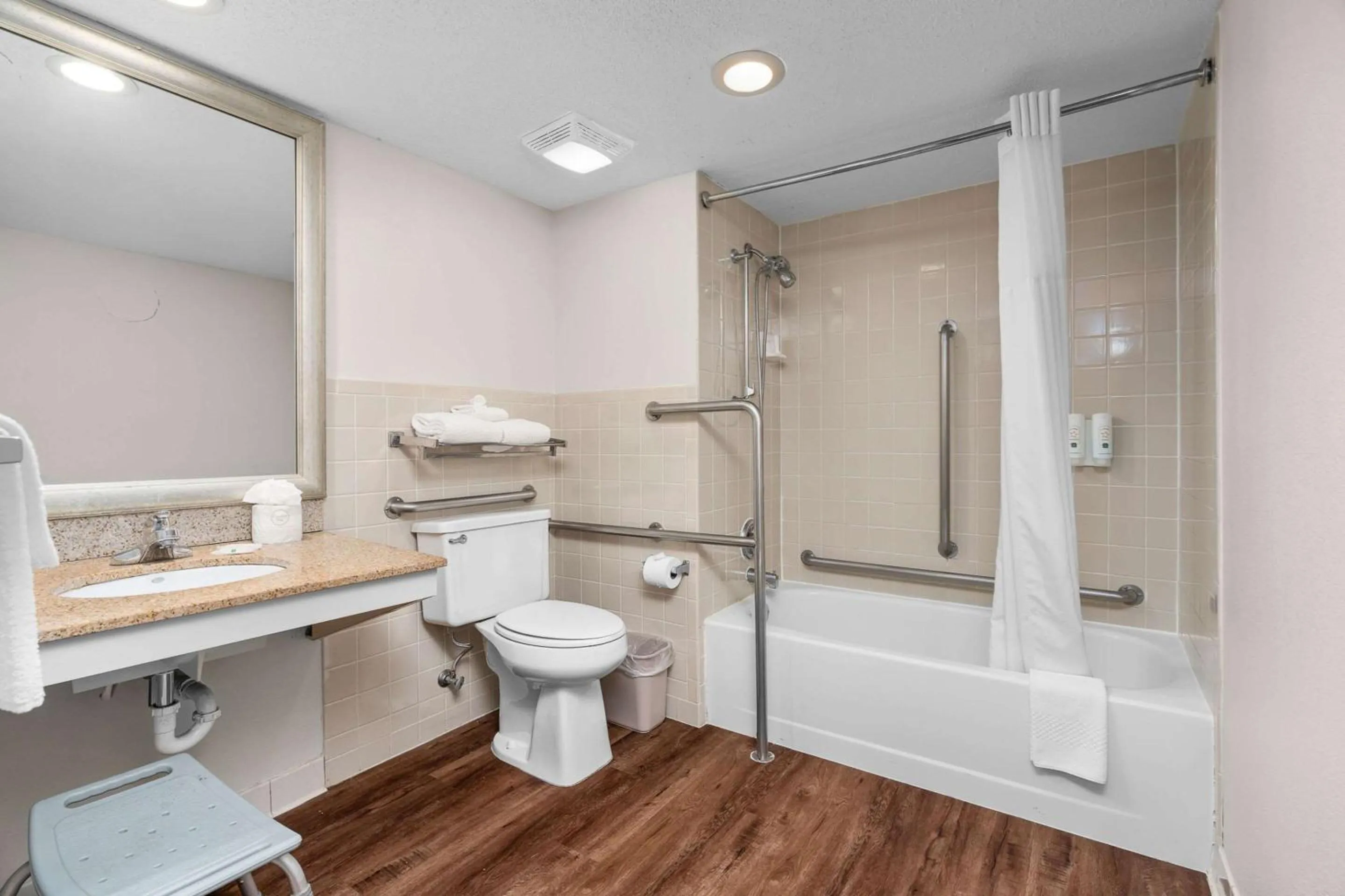 Bedroom in Quality Inn & Suites Mall of America - MSP Airport