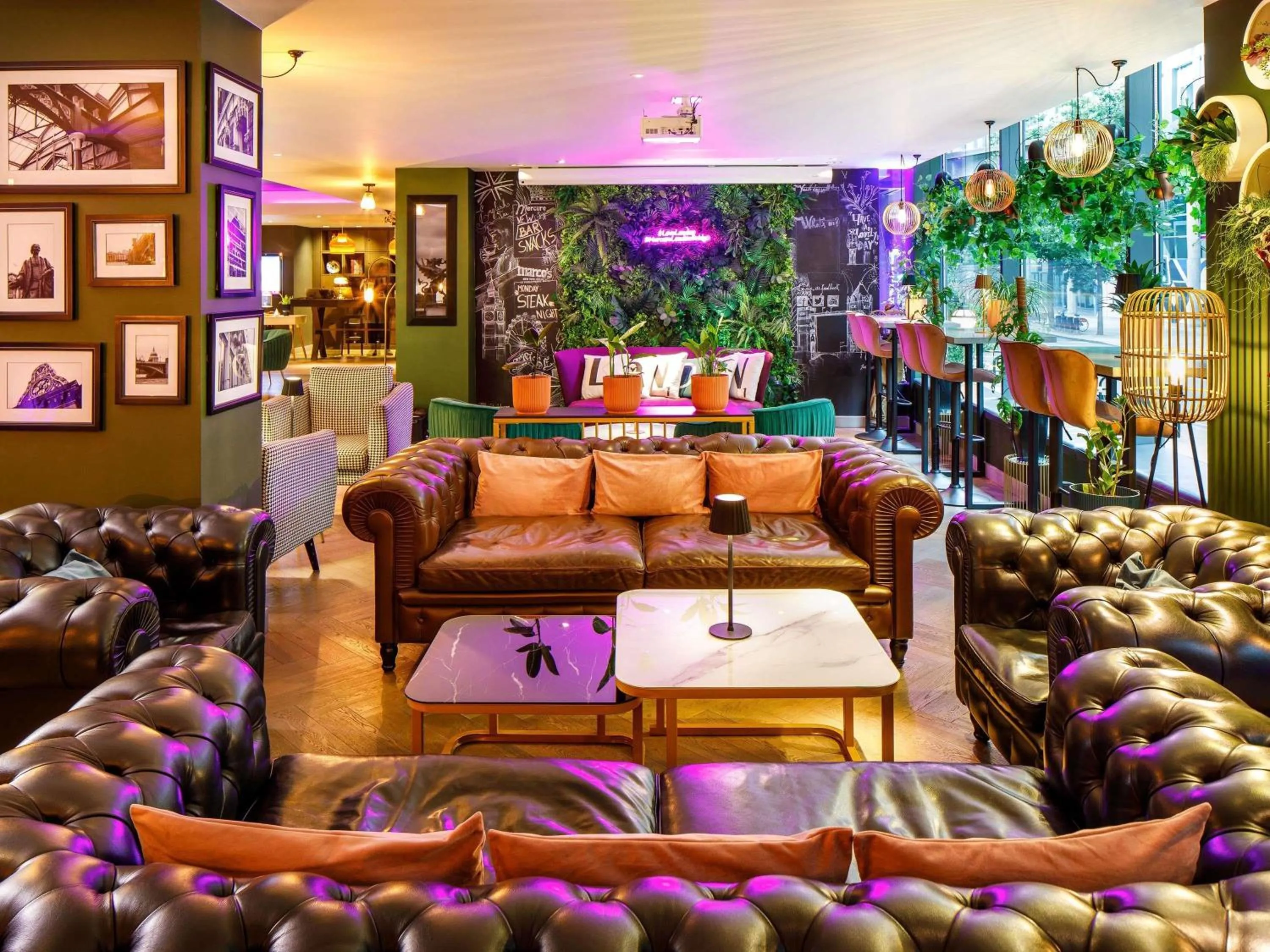 Lounge or bar in Mercure London Bridge