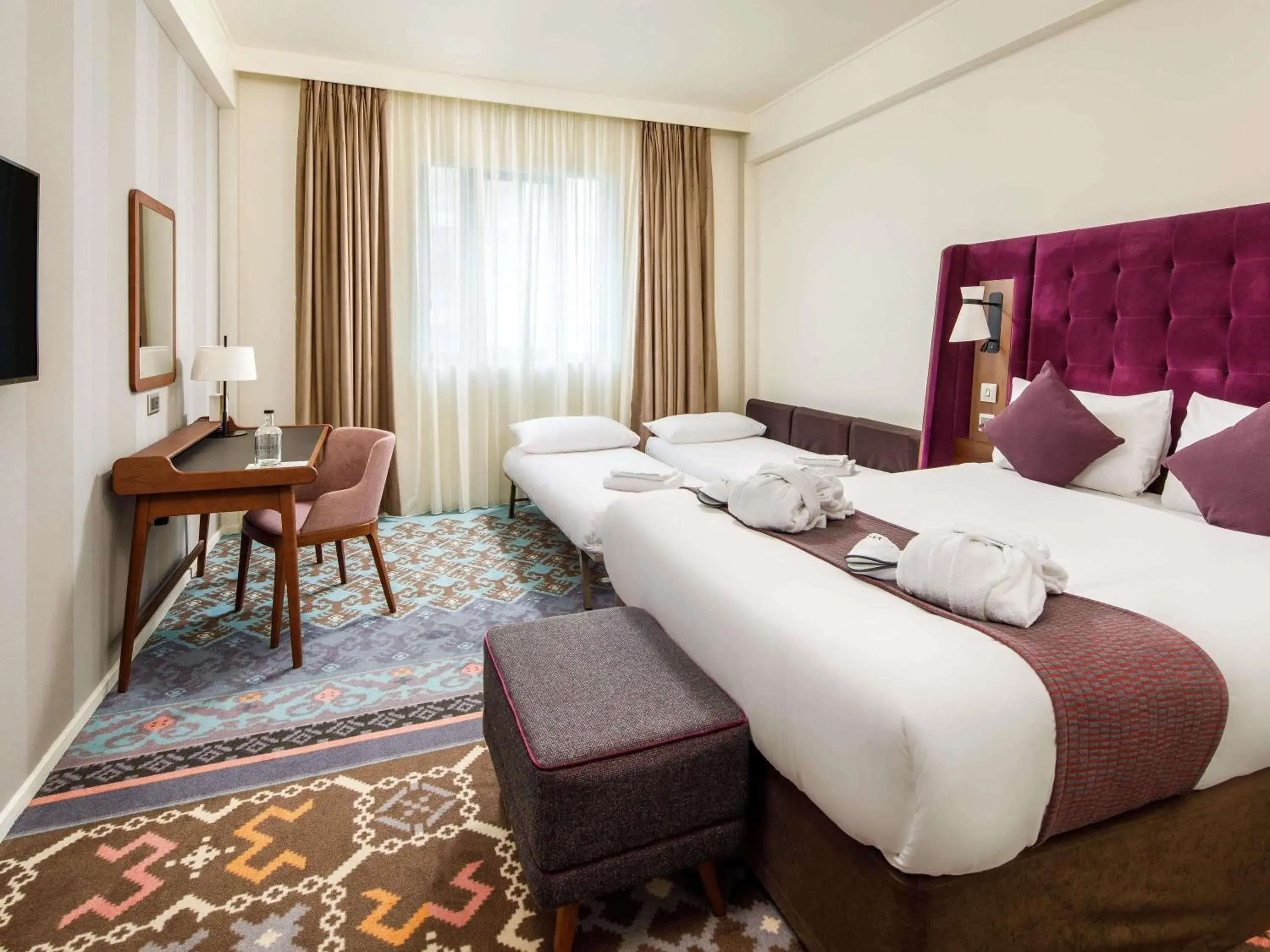 Privilege Family Room with Double Convertible Sofa in Mercure London Bridge Privilege Family Room with Double Convertible Sofa in Mercure London Bridge