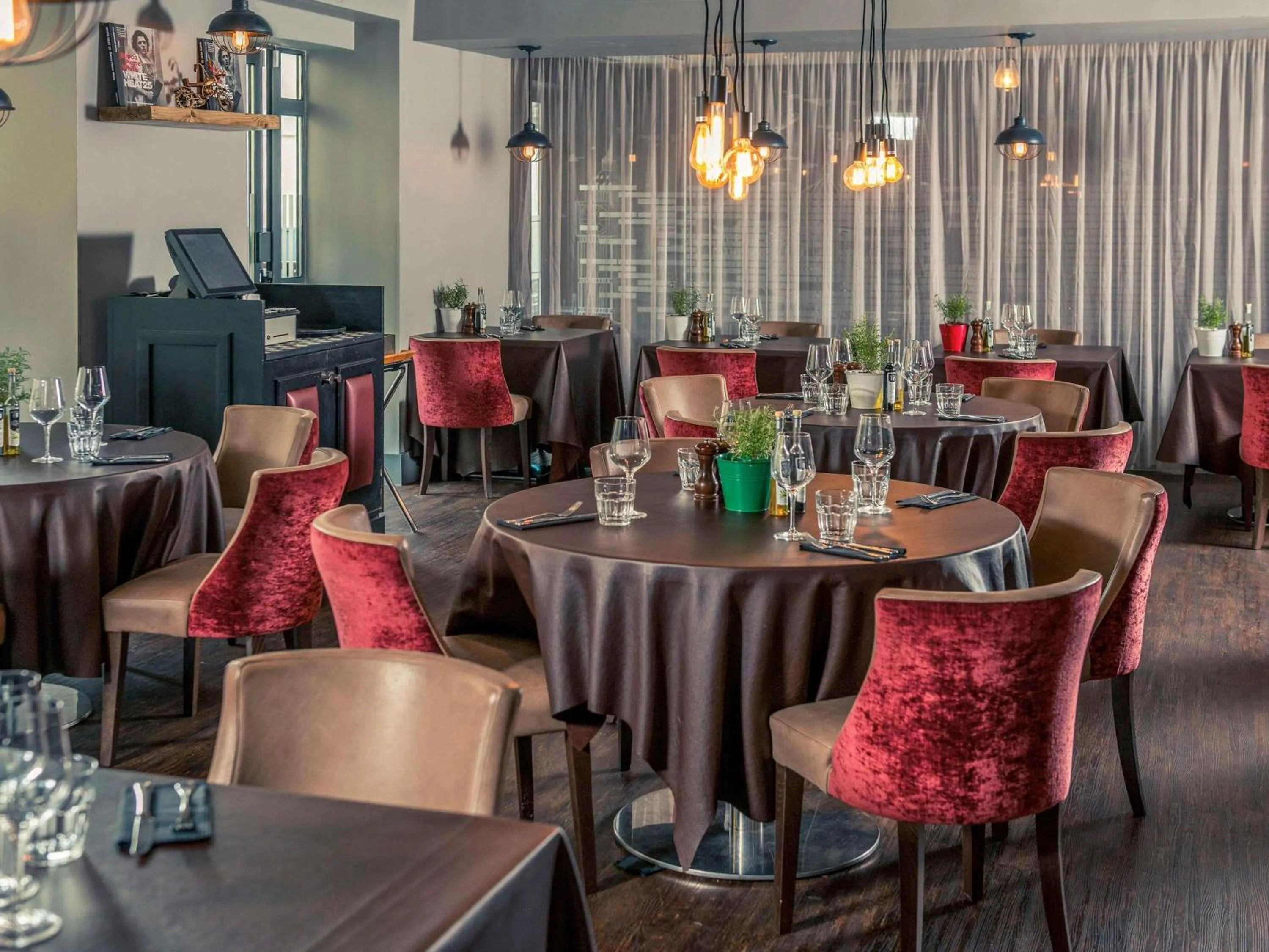 Restaurant/places to eat in Mercure London Bridge