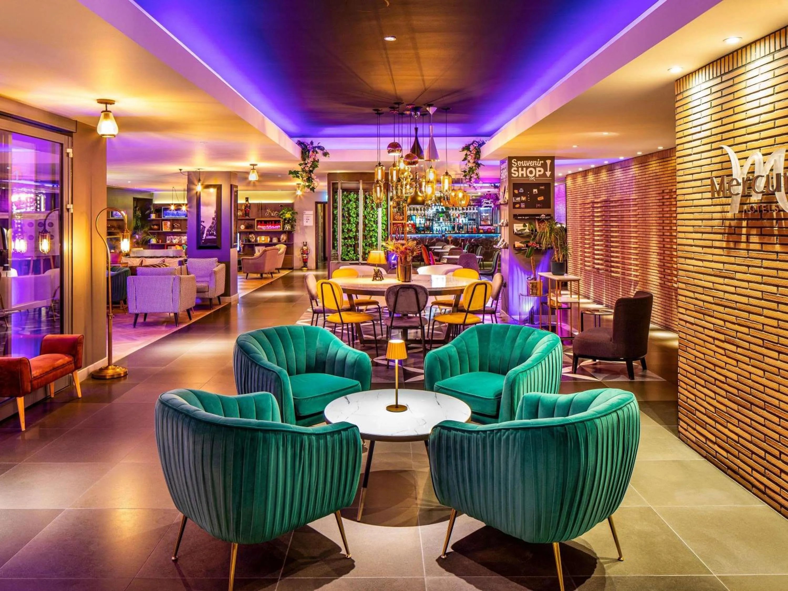 Lounge or bar in Mercure London Bridge