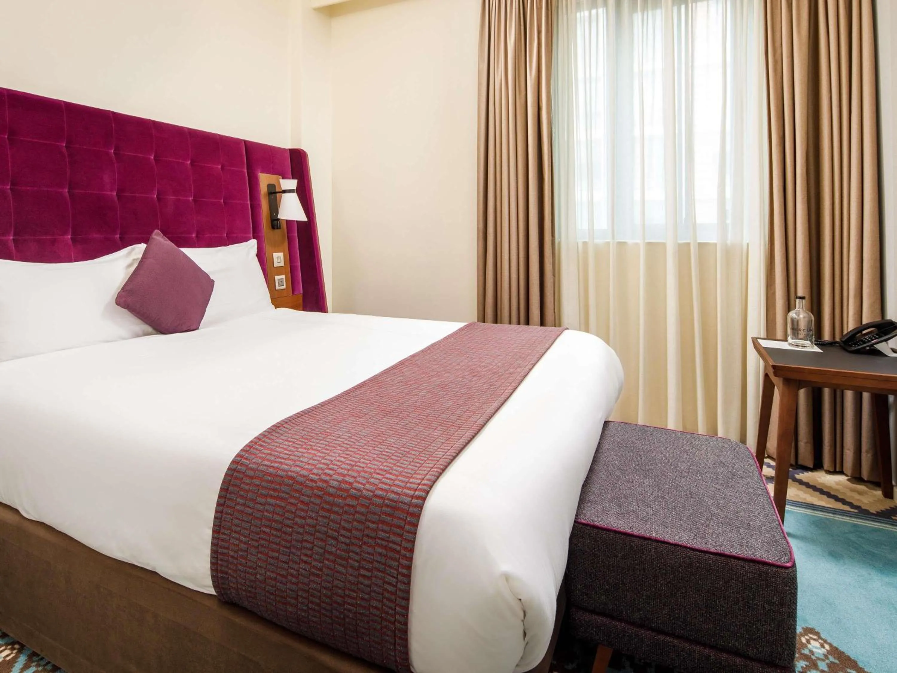 Bedroom, Bed in Mercure London Bridge