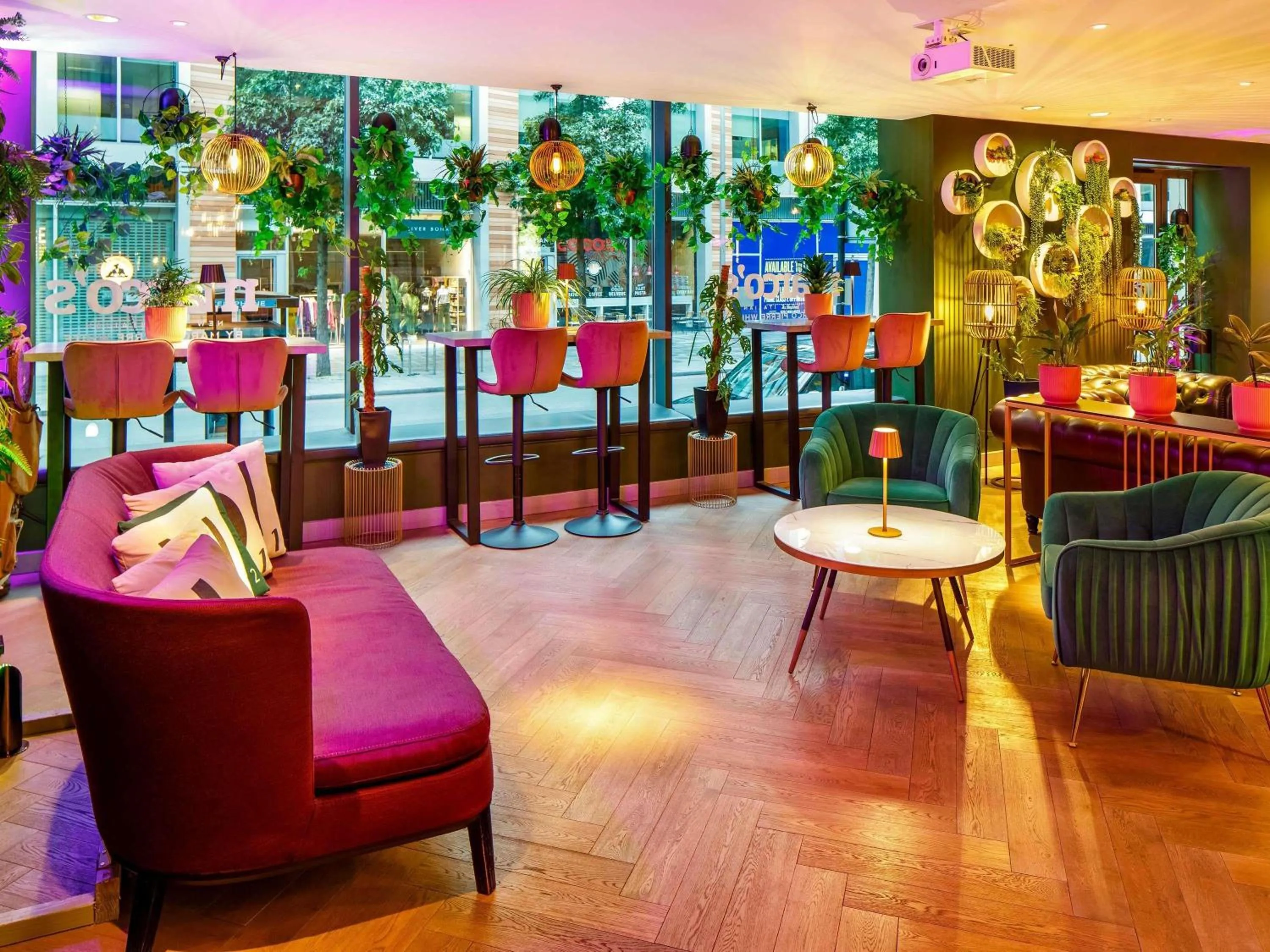 Lounge or bar in Mercure London Bridge
