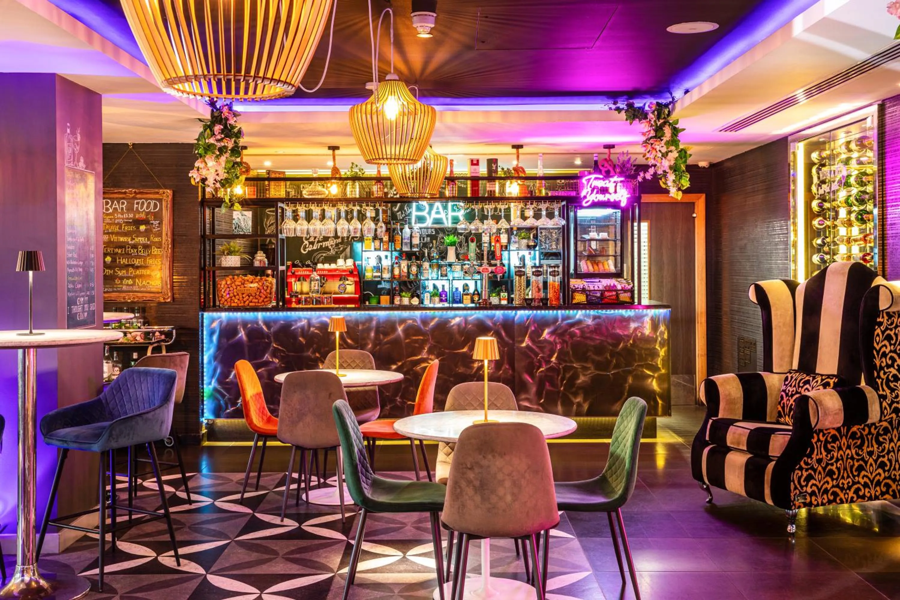 Lounge or bar in Mercure London Bridge