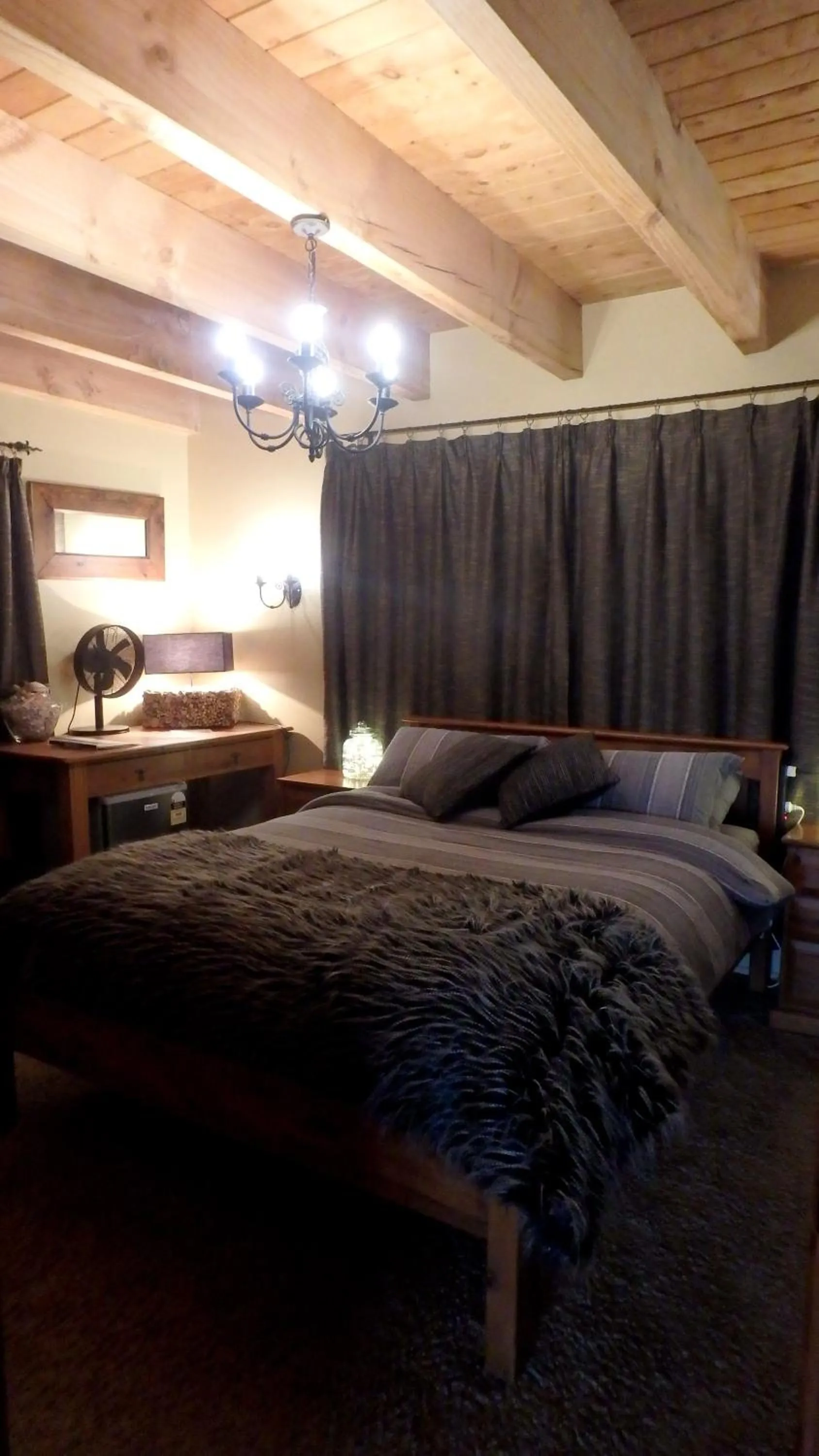 Bedroom, Bed in Tree House Lodge Bed & Breakfast