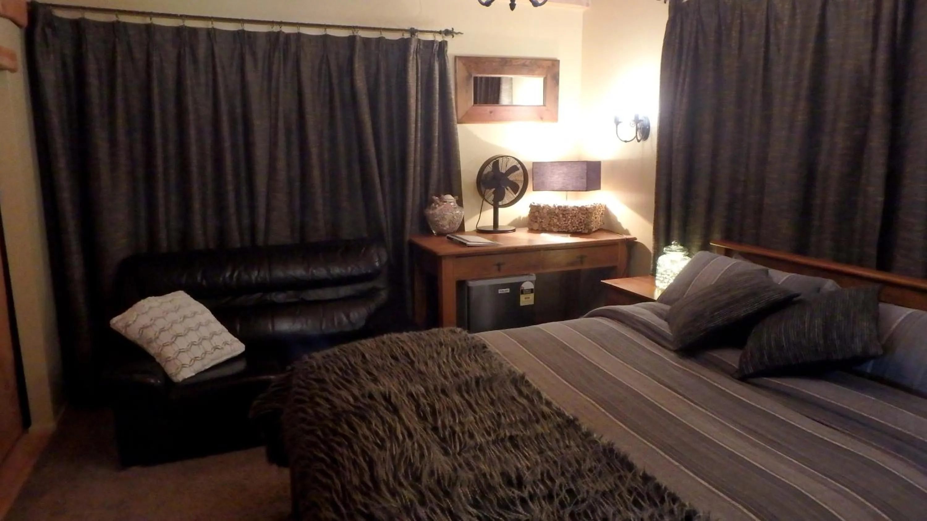 Bedroom, Bed in Tree House Lodge Bed & Breakfast