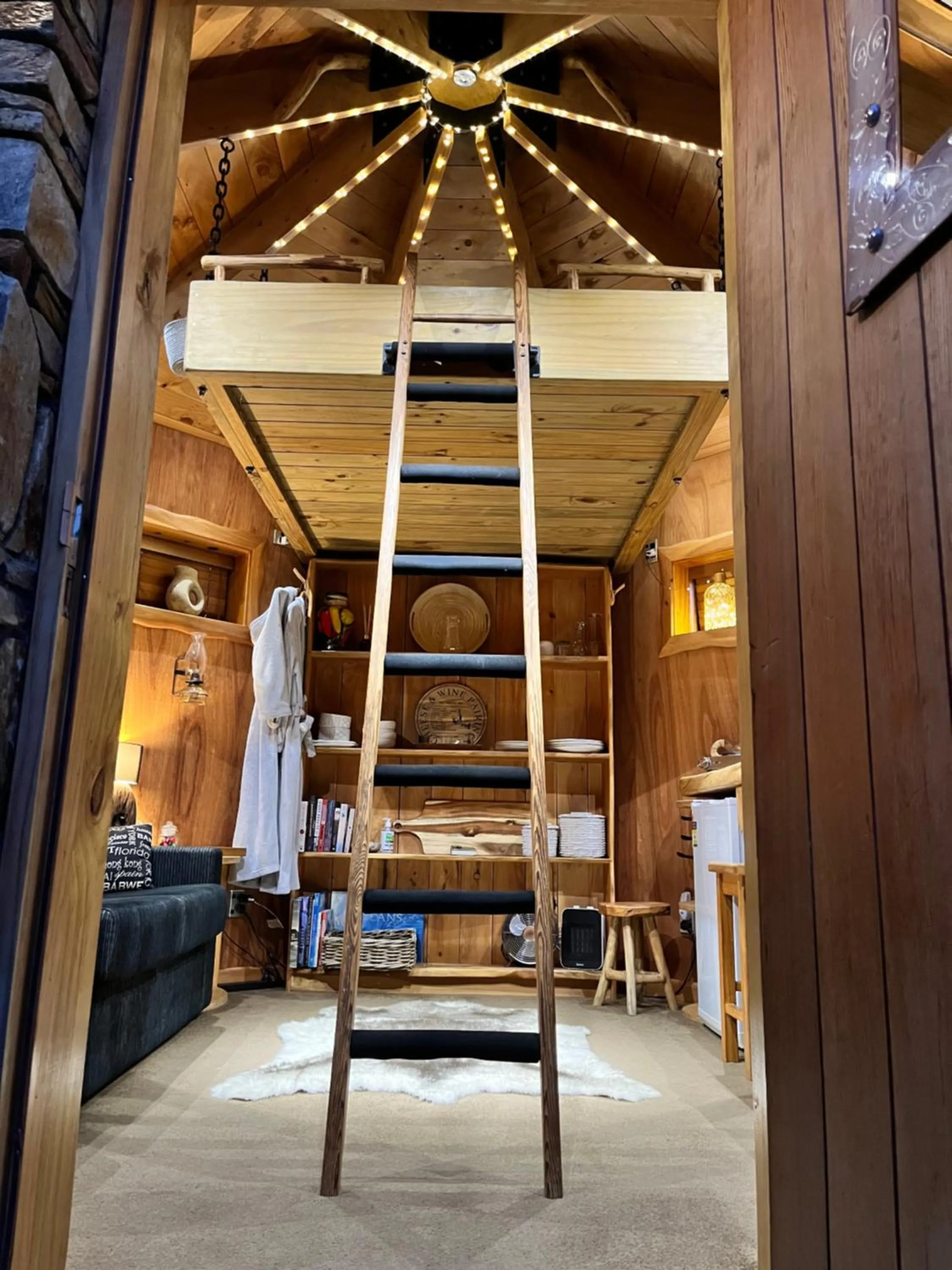 Bed in Tree House Lodge Bed & Breakfast