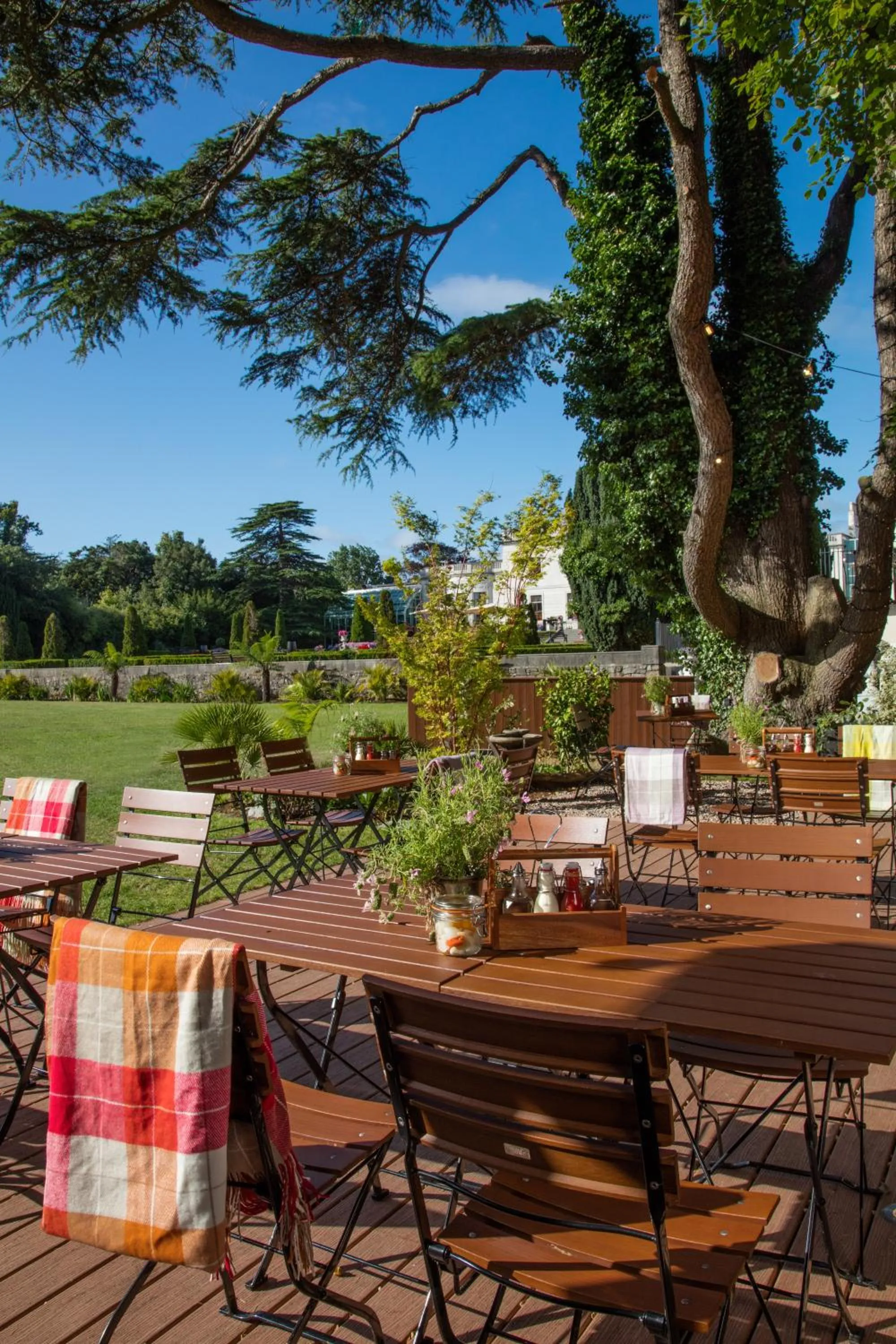 Garden in Radisson Blu St. Helen's Hotel