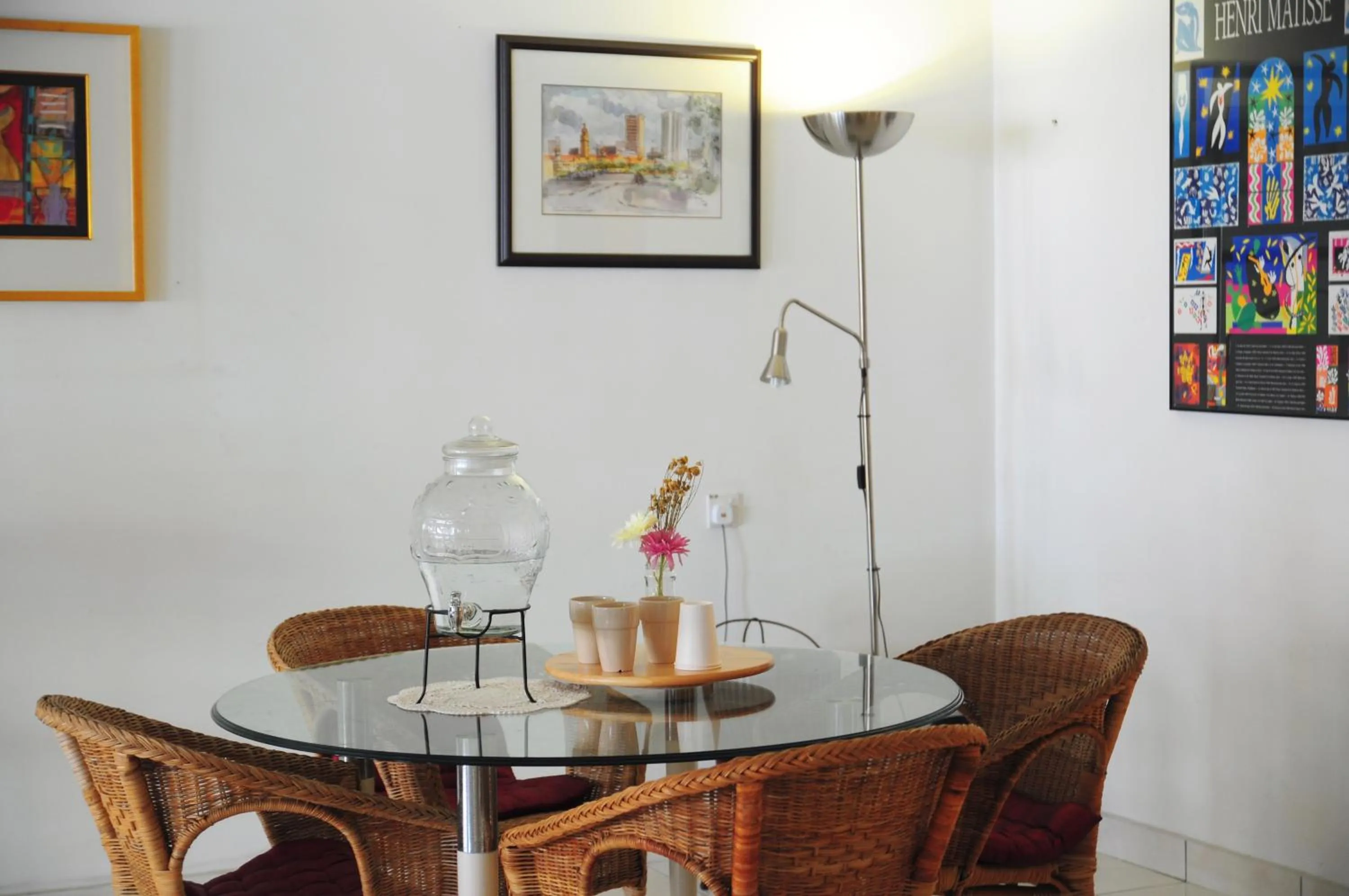 Communal lounge/ TV room in GRAYHAUS Guest House