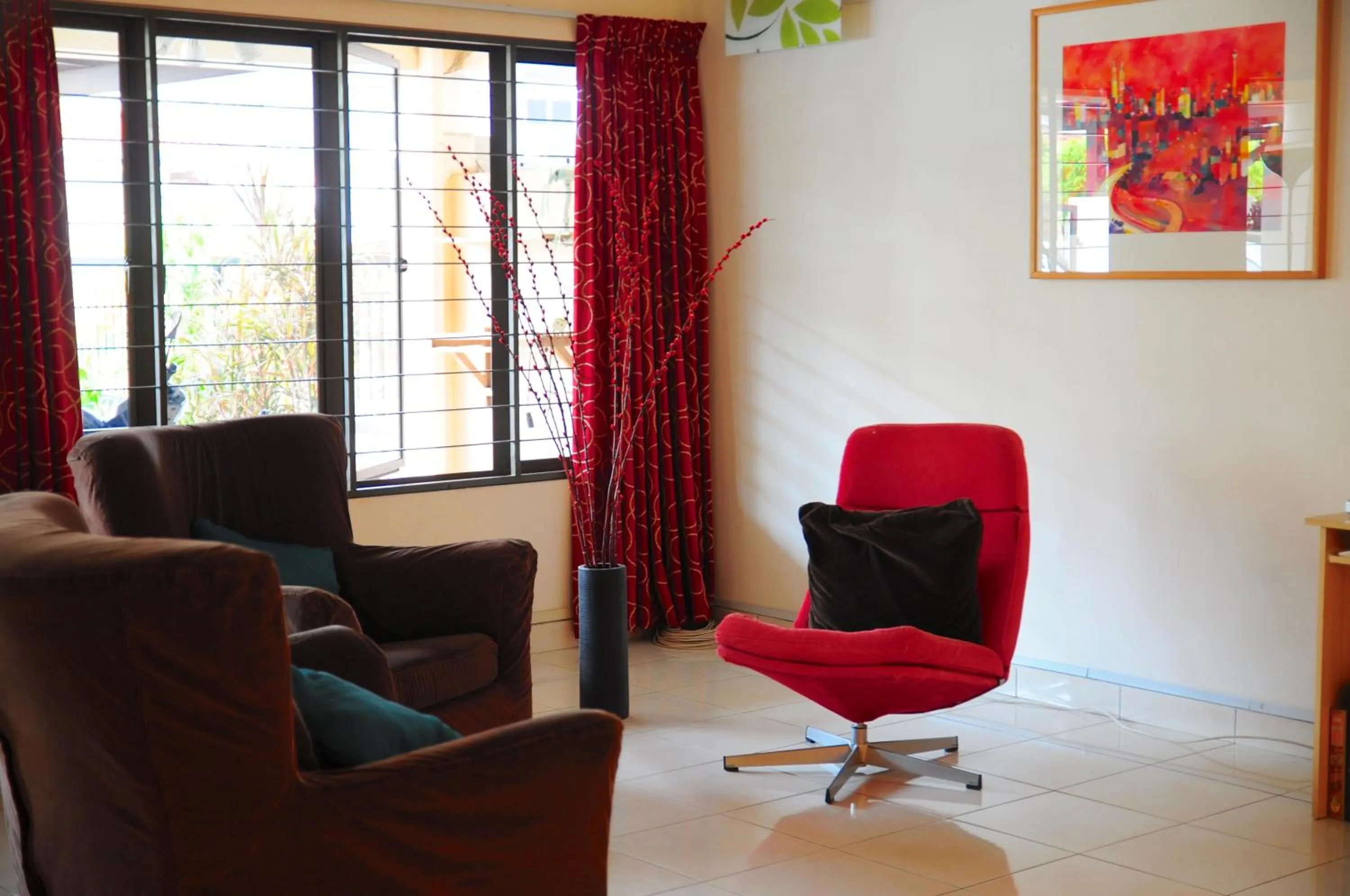 Communal lounge/ TV room in GRAYHAUS Guest House