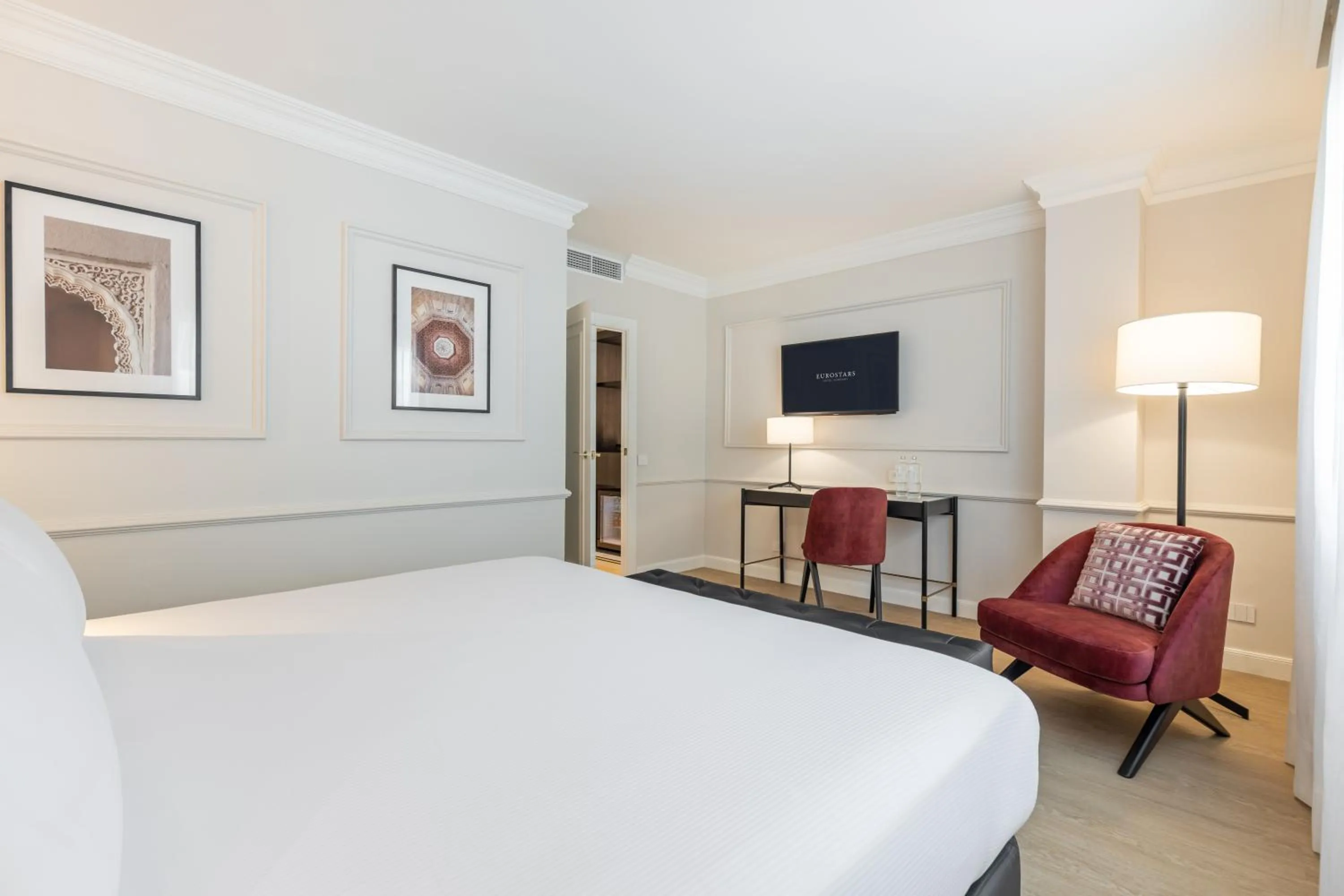 Photo of the whole room, Bed in Eurostars San Antón