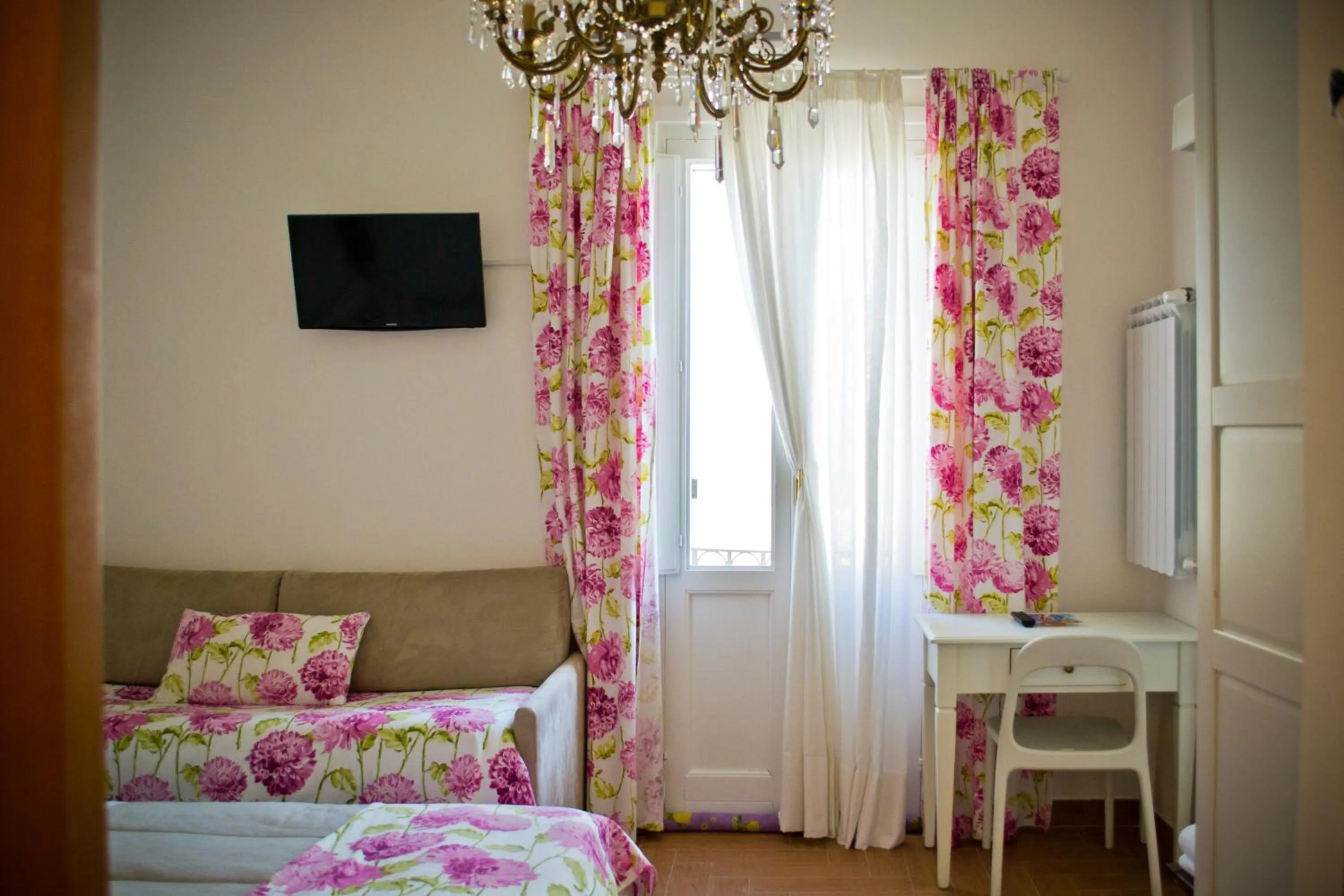 Photo of the whole room, Bed in san nicola d'amare