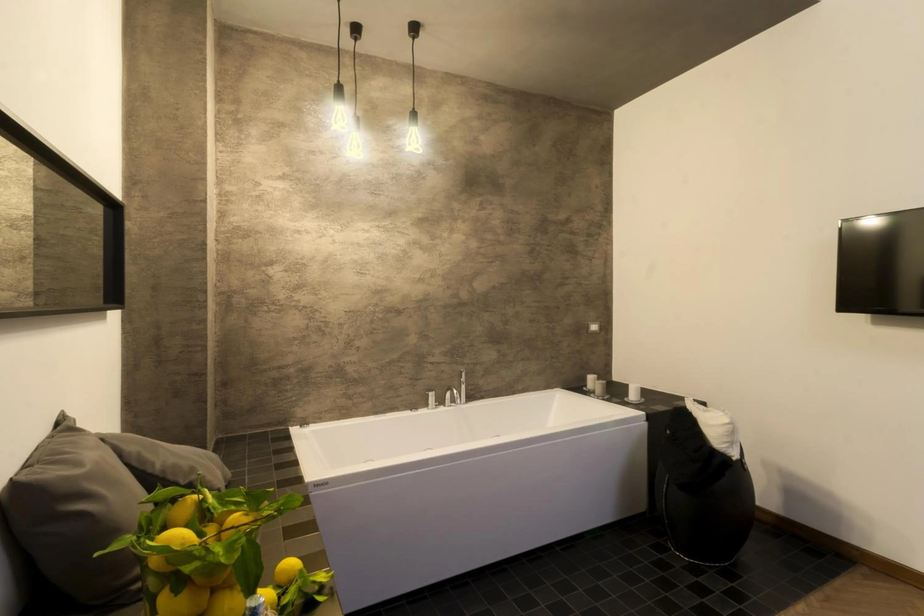 Hot Tub, Bed in Limoncello Rooms