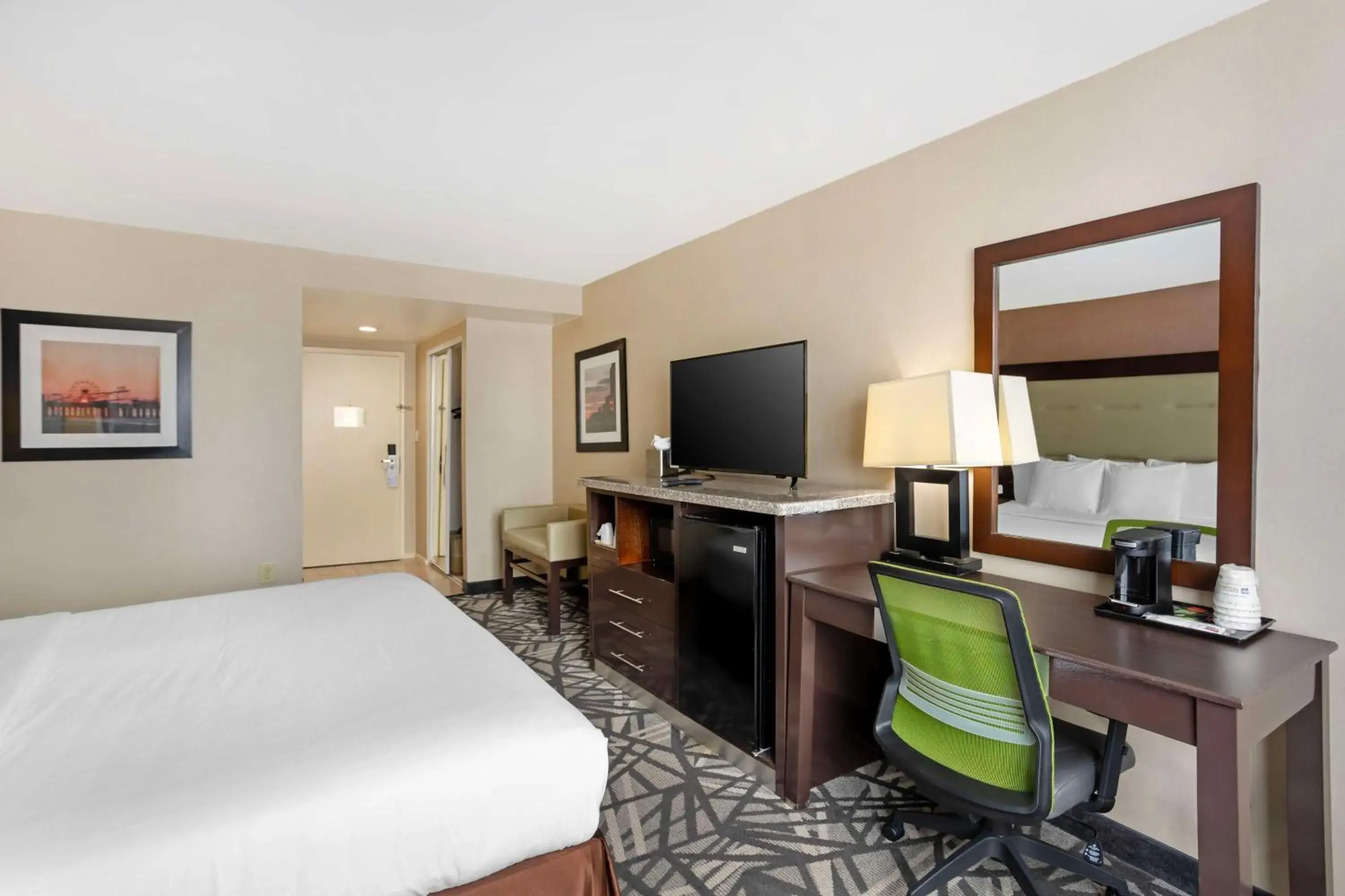 Bedroom, Bed in Best Western Atlantic City Beach Block Bedroom, Bed in Best Western Atlantic City Beach Block